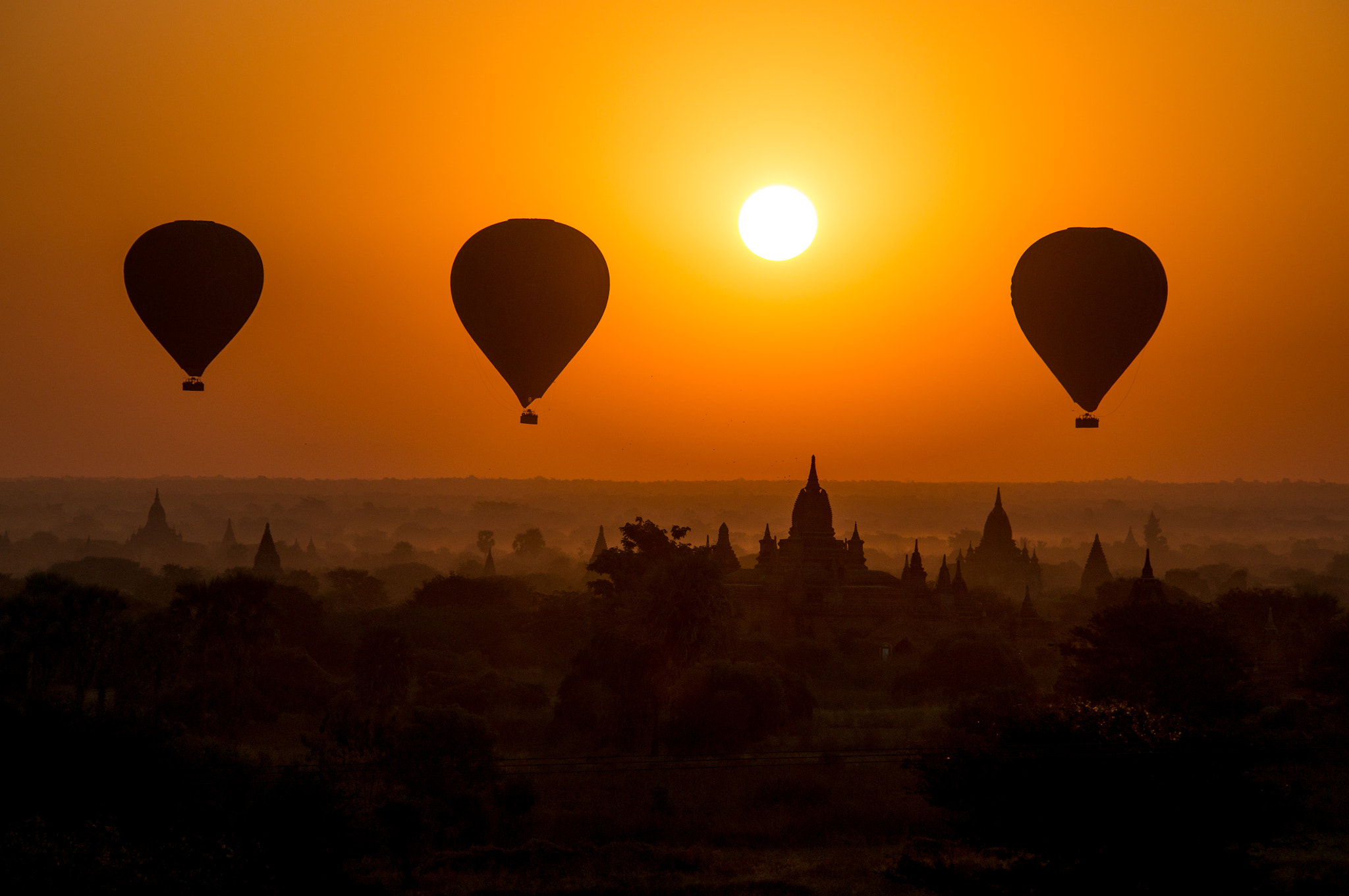 Sony Alpha NEX-5R + Sony E 18-200mm F3.5-6.3 OSS LE sample photo. Sunrise over bagan photography