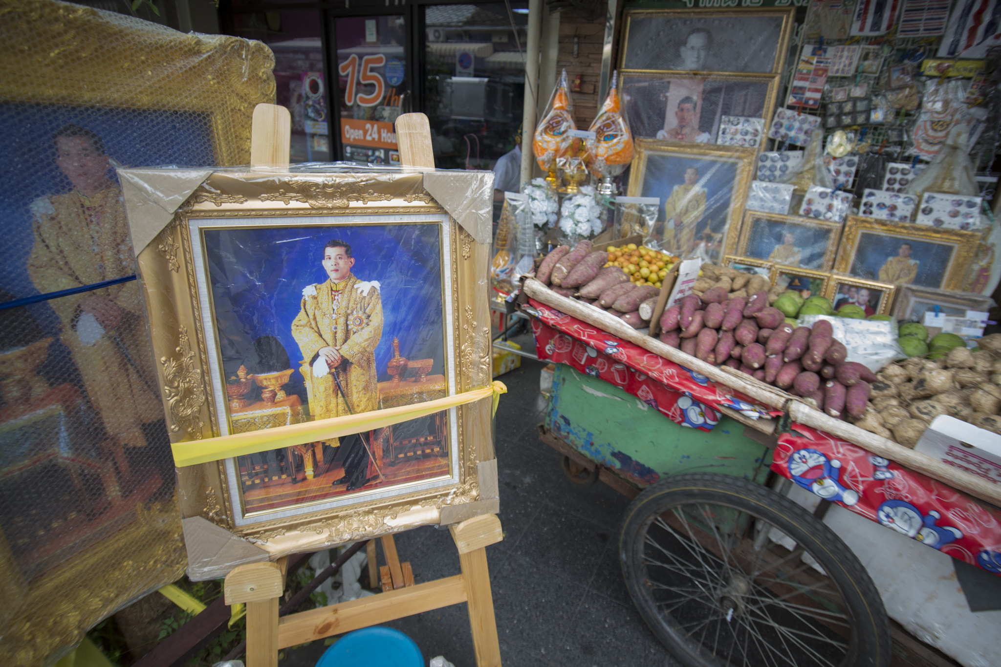 Nikon D800 + Sigma 17-35mm F2.8-4 EX DG  Aspherical HSM sample photo. Thailand bangkok king vajiralongkorn photography