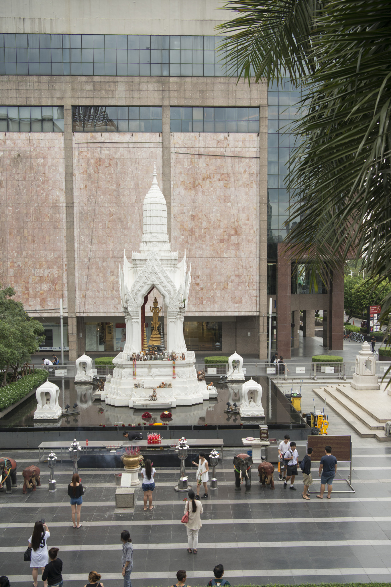 Nikon AF-S Nikkor 24-70mm F2.8E ED VR sample photo. Thailand bangkok pratunam shrine photography