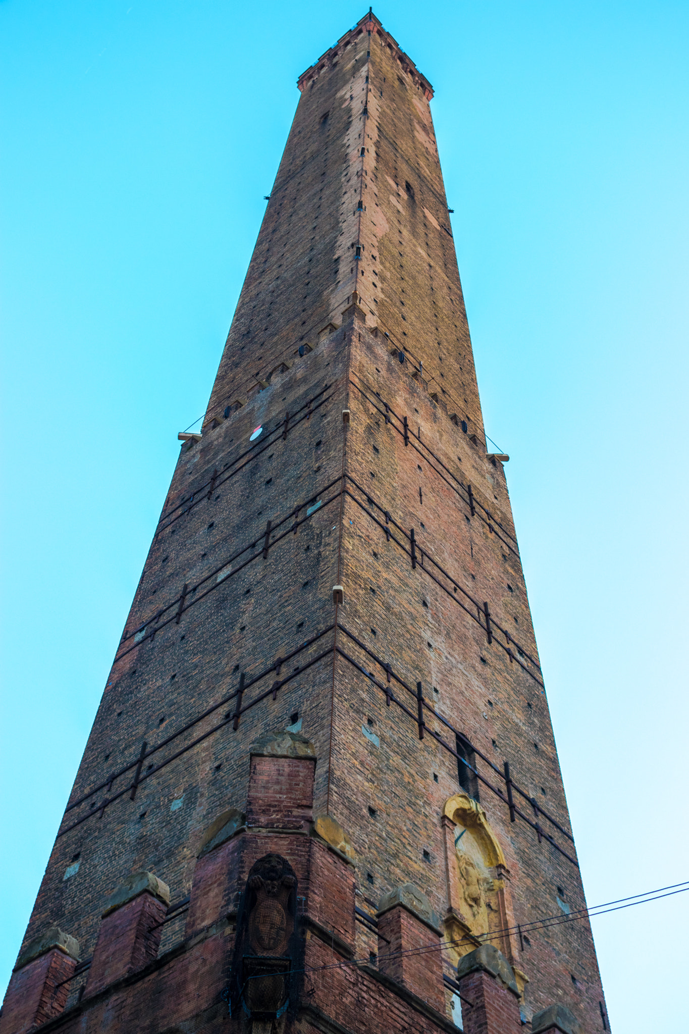 Canon EOS 80D + Canon EF 24mm F2.8 IS USM sample photo. Torre degli asinelli photography