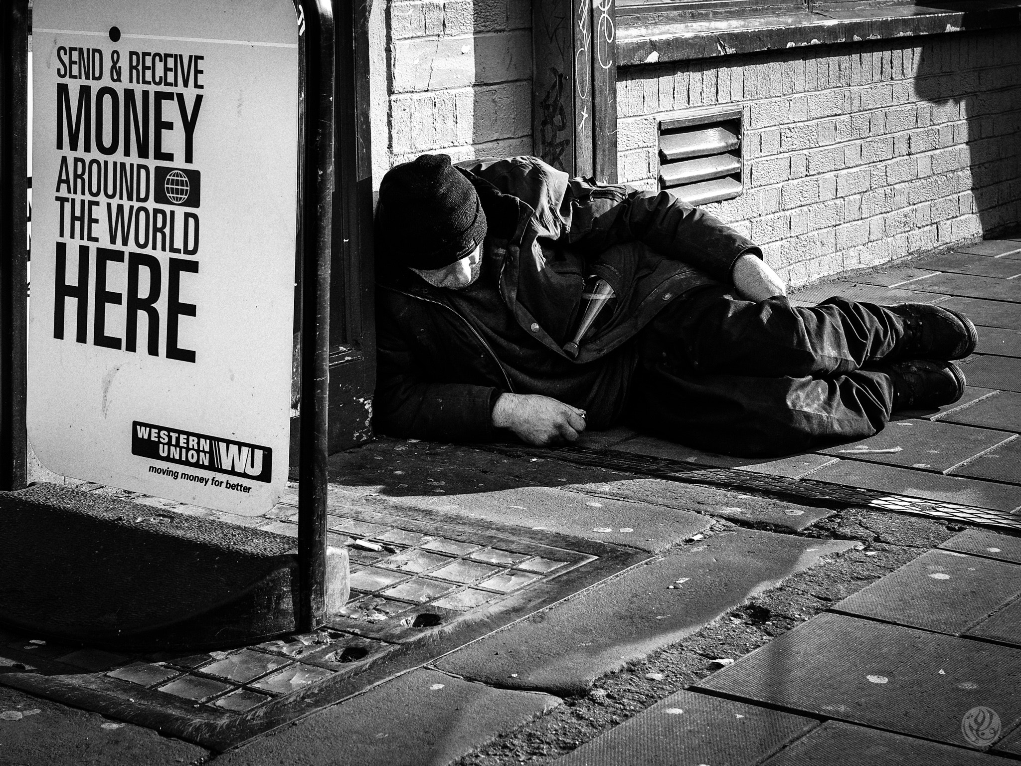 Olympus OM-D E-M10 II + Olympus M.Zuiko Digital 25mm F1.8 sample photo. Sleeping on the sidewalk photography