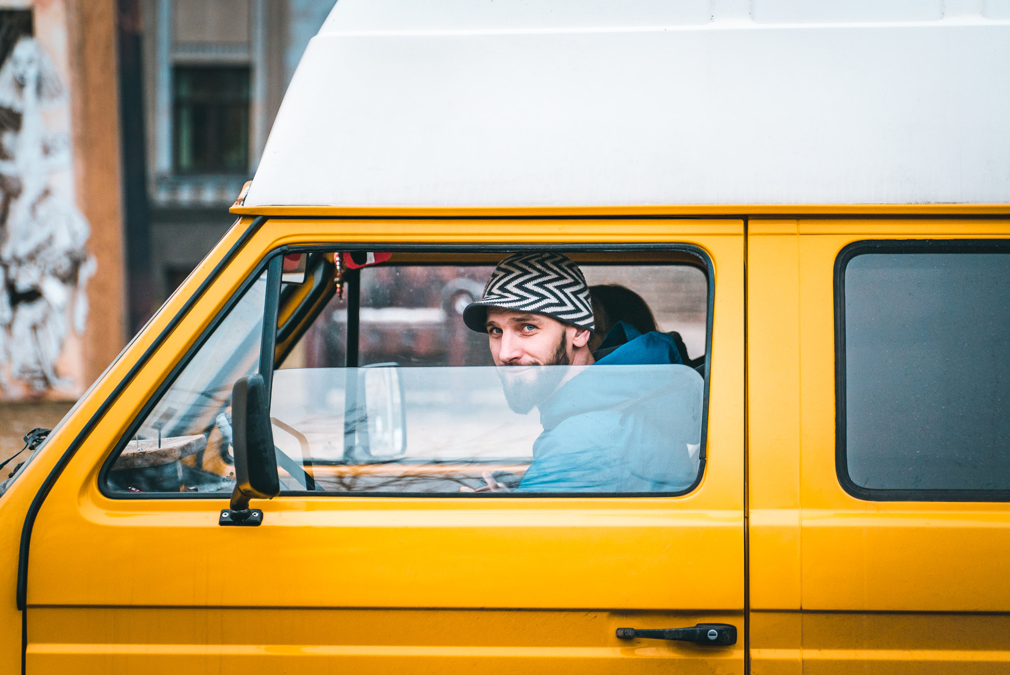 Sony a7S II + Sony FE PZ 28-135mm F4 G OSS sample photo. Man in the yellow car photography