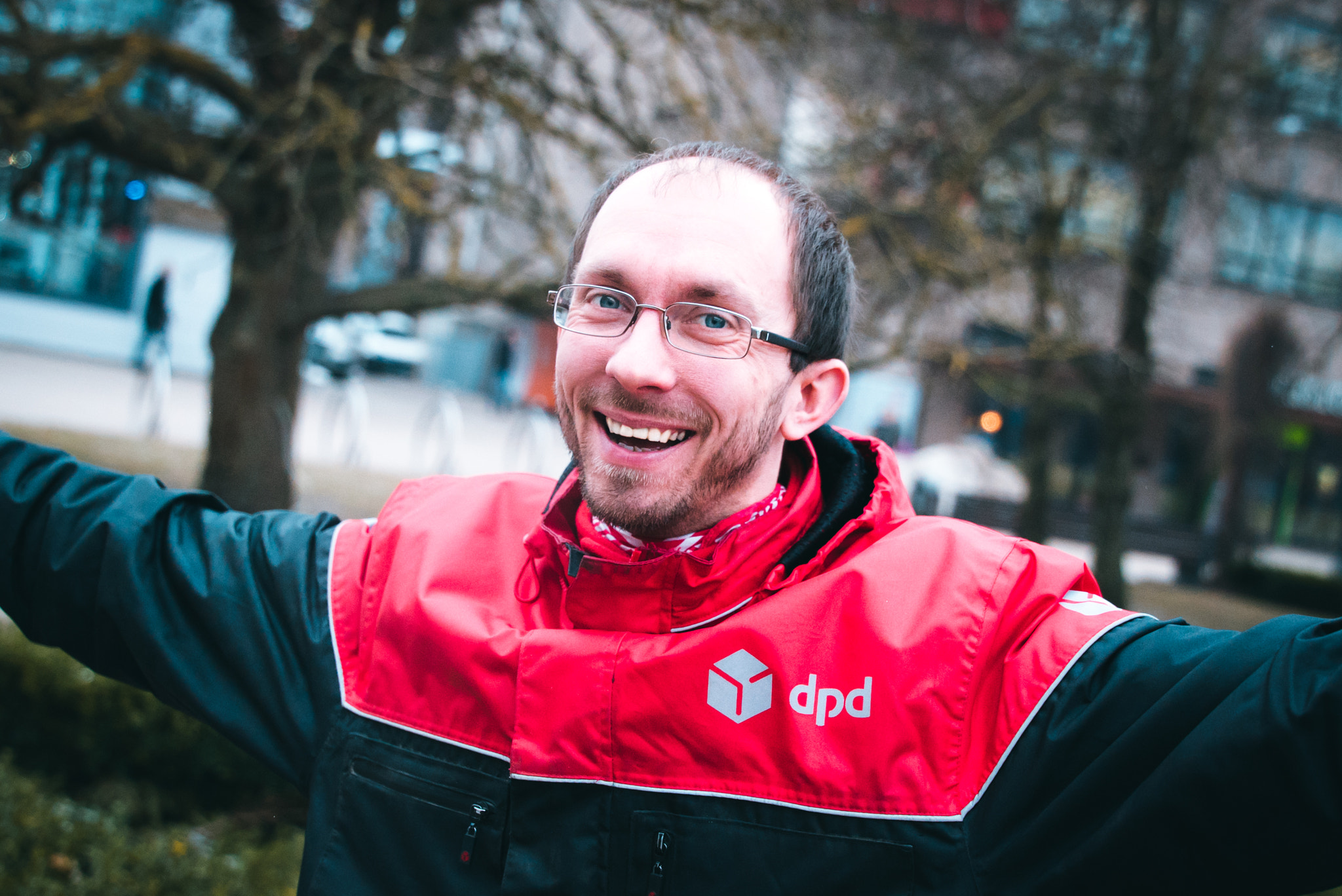 Sony a7S II + Sony FE PZ 28-135mm F4 G OSS sample photo. Happy dpd transporter photography