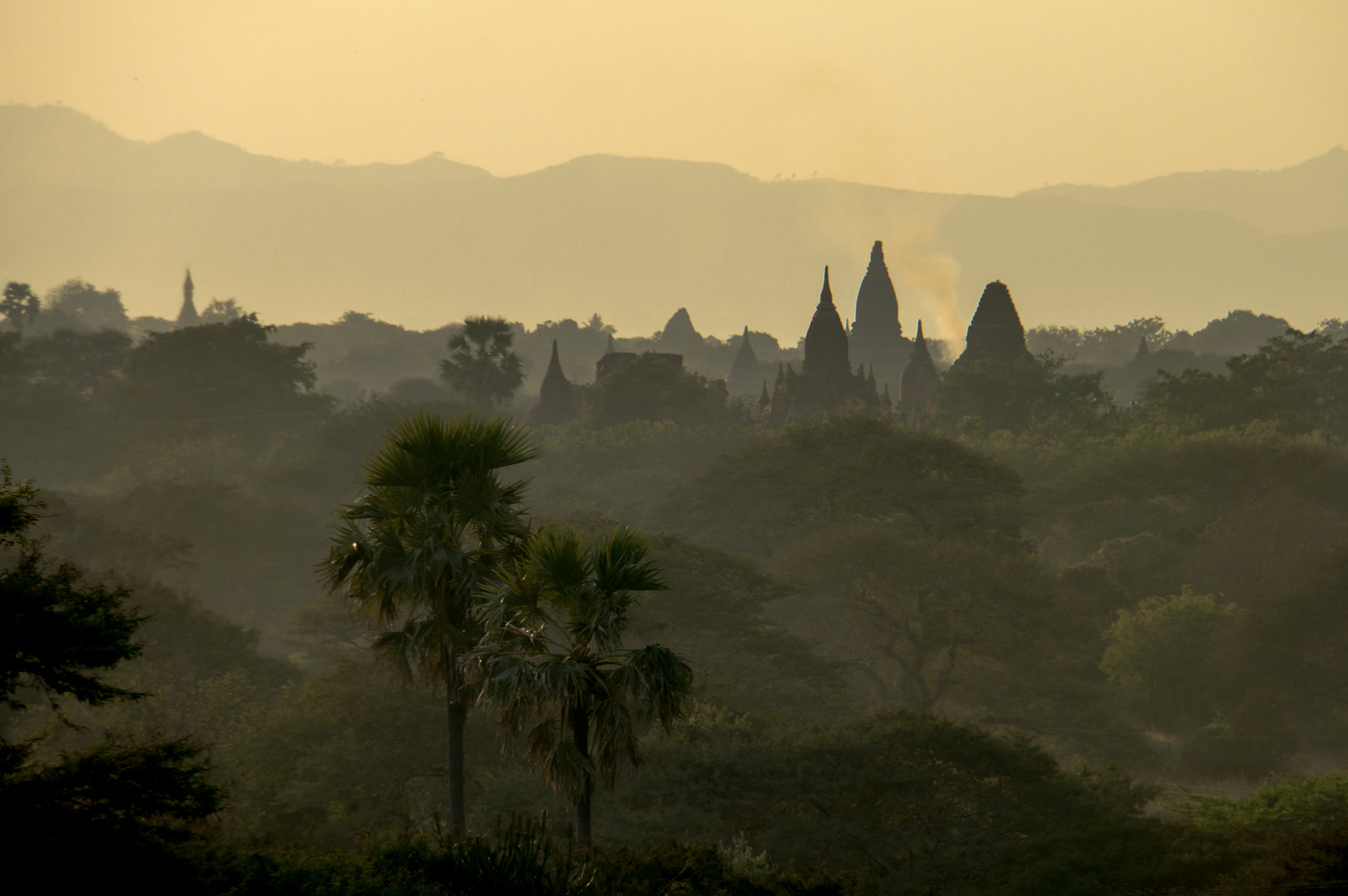 Sony Alpha NEX-5R + Sony E 18-200mm F3.5-6.3 OSS LE sample photo. Bagan sunset photography