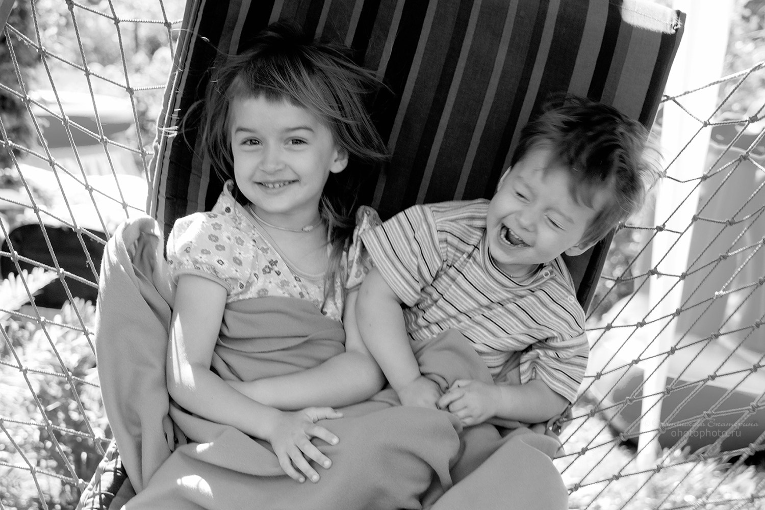Sony Alpha DSLR-A700 + 24-70mm F2.8 sample photo. Kids in hammock photography