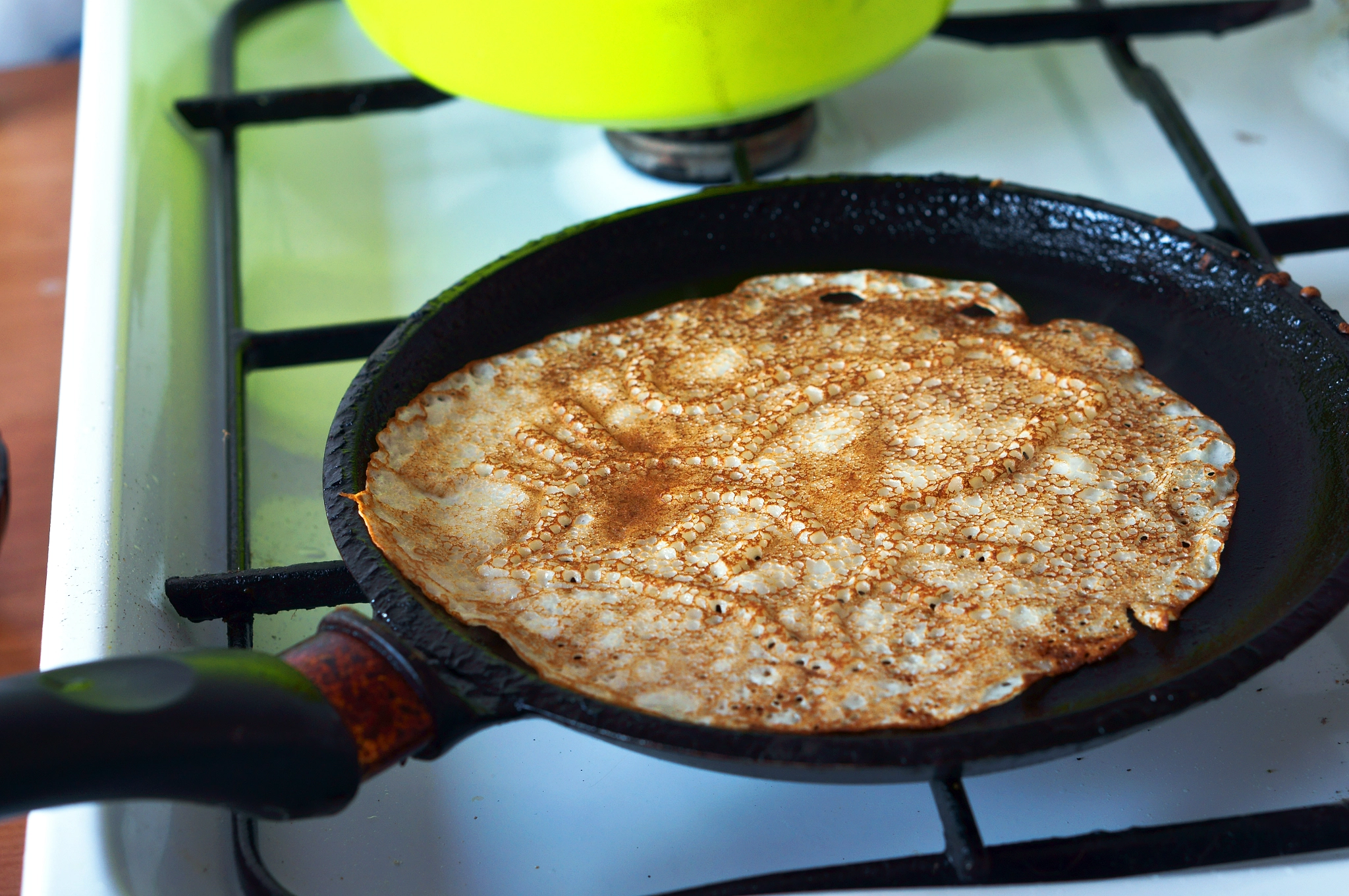 Sony Alpha NEX-3N + E 50mm F1.8 OSS sample photo. Pancakes, frying pan, oven, gas, carnival, cook, kitchen, cooking photography