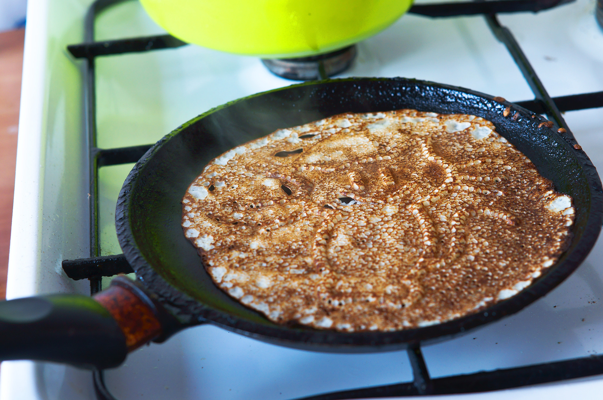 Sony Alpha NEX-3N + E 50mm F1.8 OSS sample photo. Pancakes, frying pan, oven, gas, carnival, cook, kitchen, cooking photography