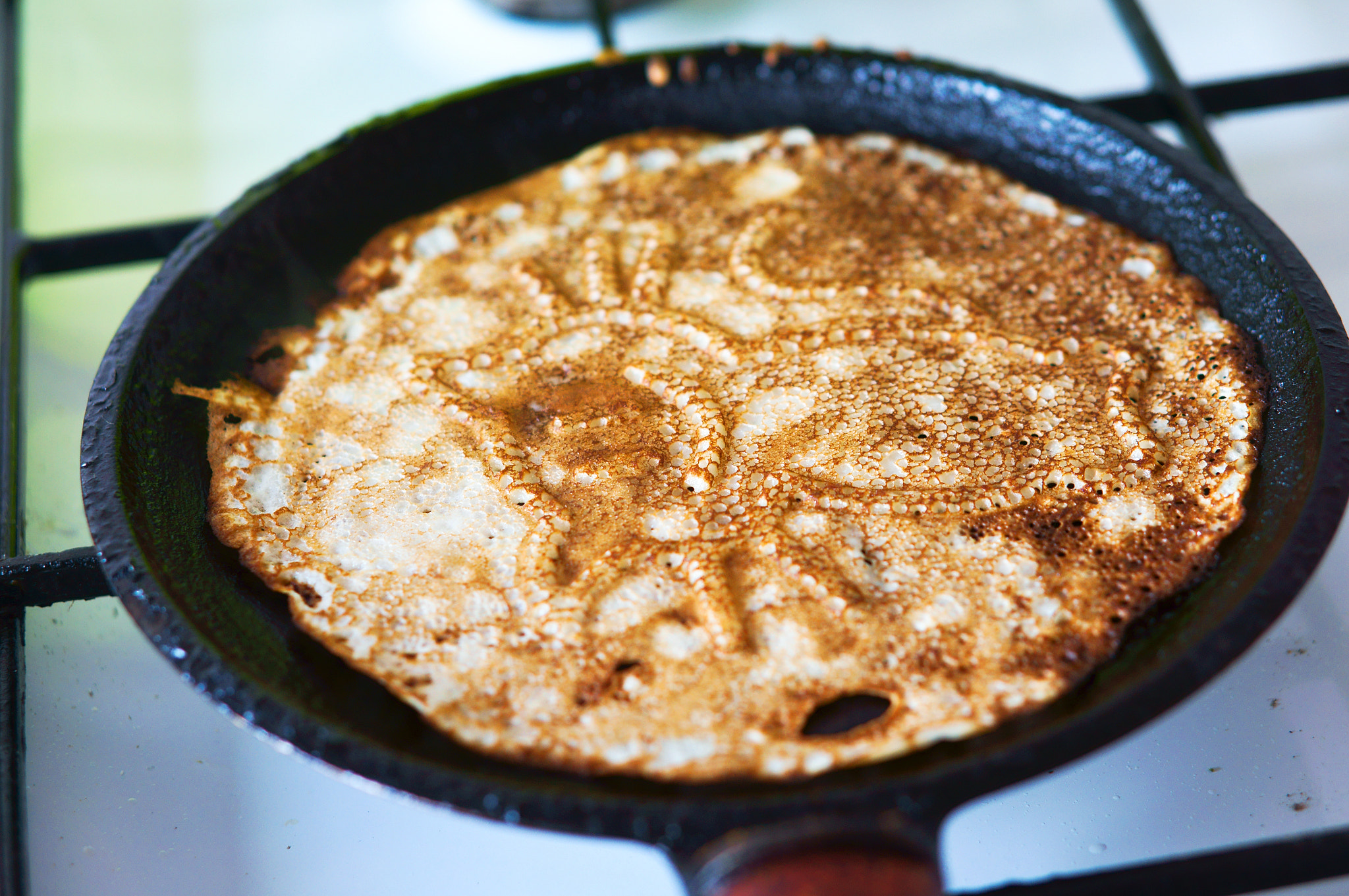 Sony Alpha NEX-3N + E 50mm F1.8 OSS sample photo. Pancakes, frying pan, oven, gas, carnival, cook, kitchen, cooking photography