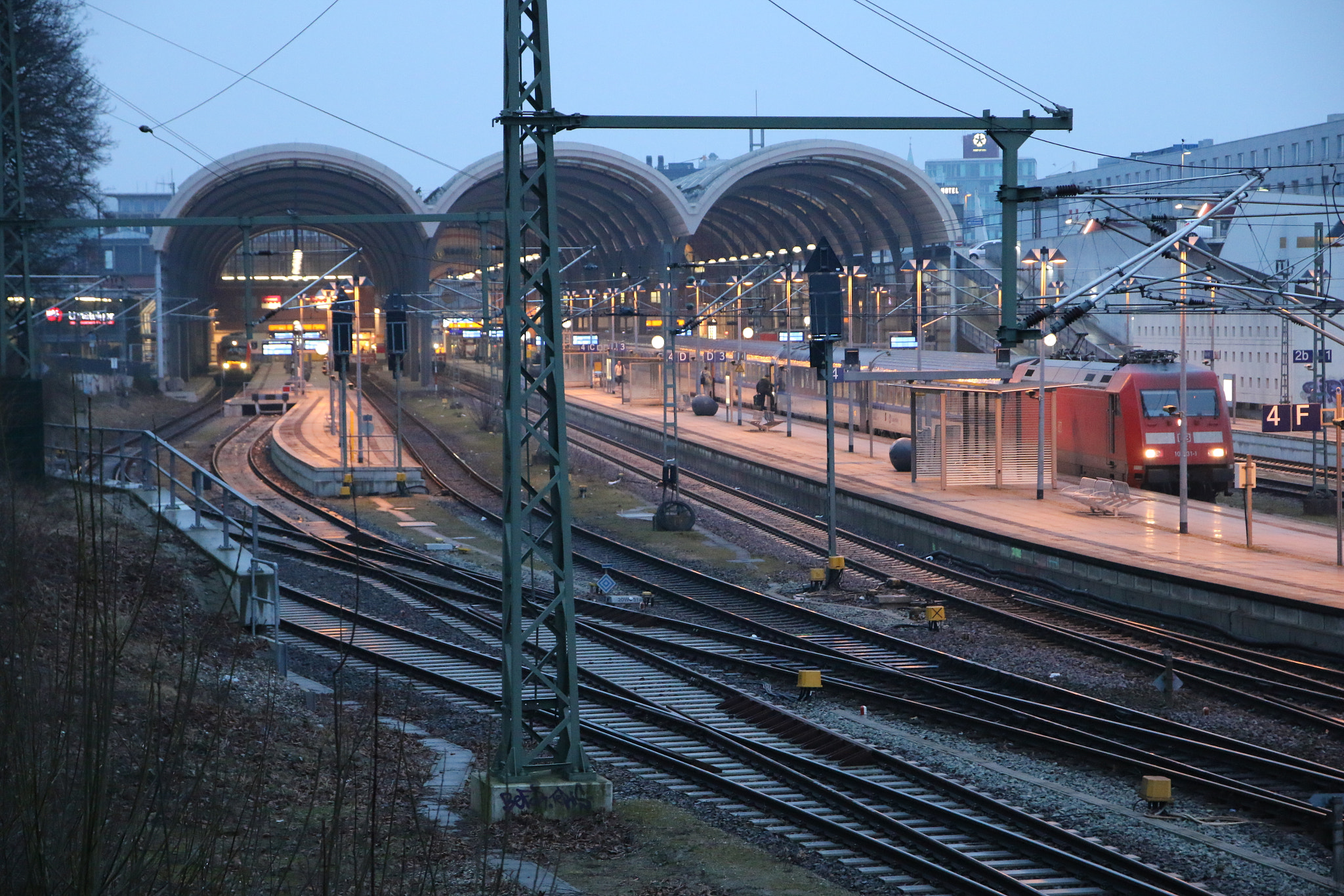 Canon EOS 70D + Sigma 17-70mm F2.8-4 DC Macro OS HSM sample photo. Bahnhof photography