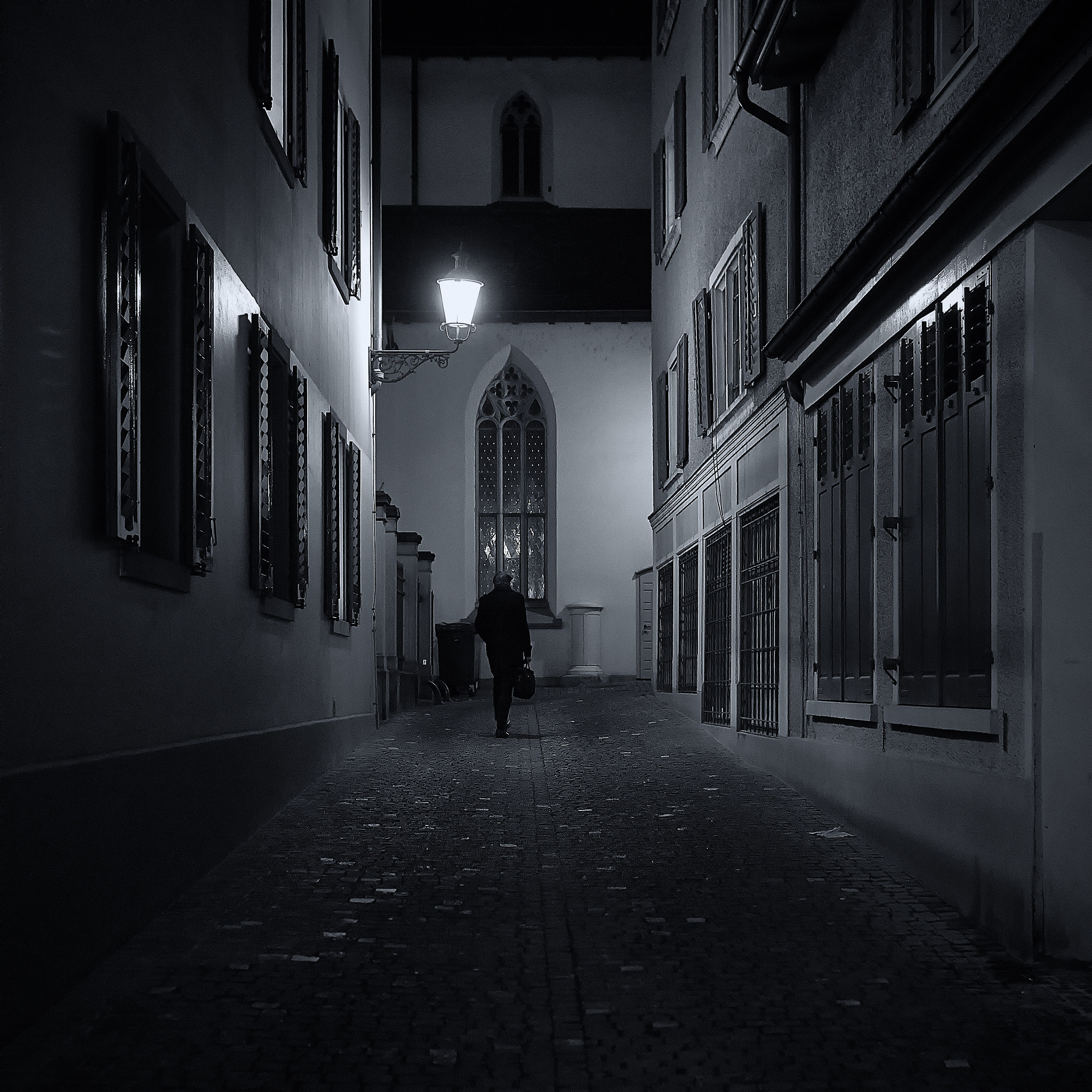 Sony a7R II + Sony Sonnar T* FE 35mm F2.8 ZA sample photo. Man in alley, zürich photography