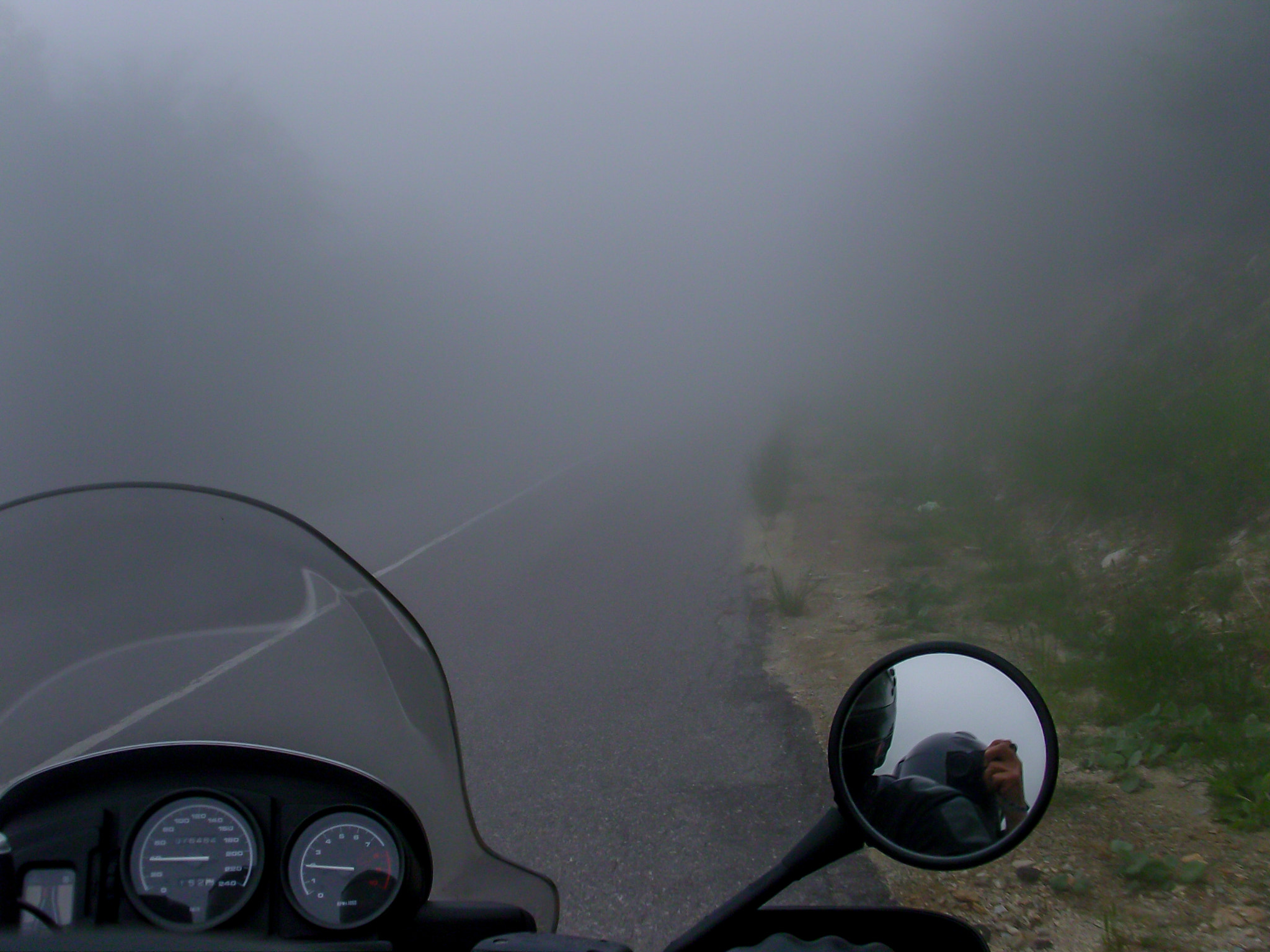Samsung VLUU NV 7, NV 7 sample photo. Misty road photography