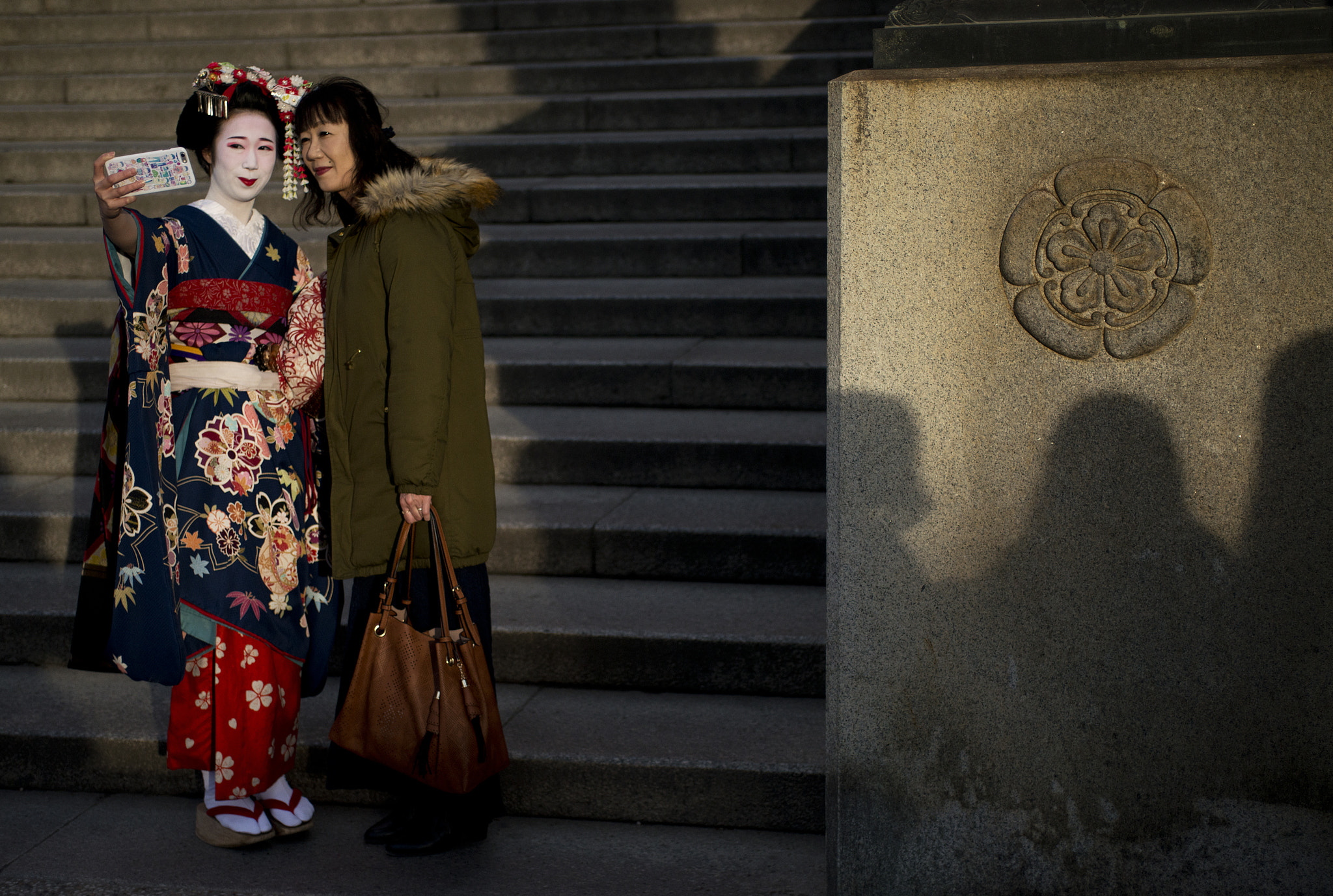 Nikon D800E + AF Zoom-Nikkor 35-70mm f/2.8D sample photo. Selfies of a geisha photography