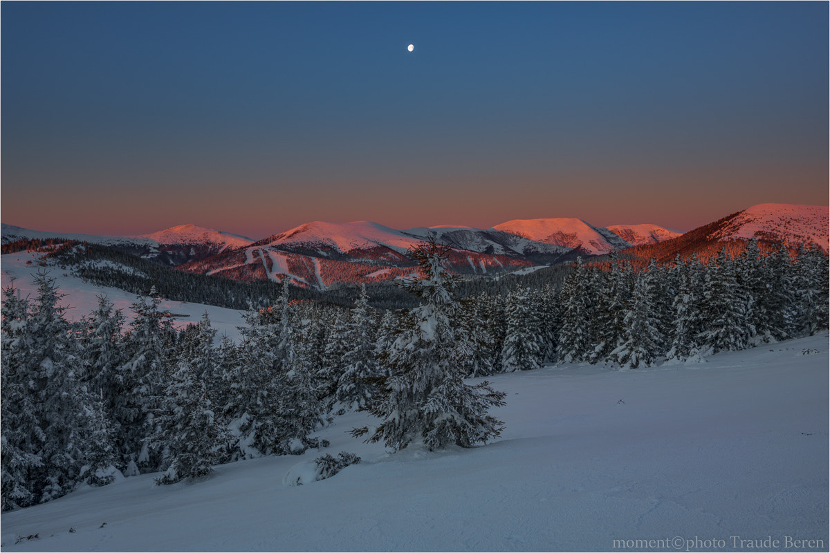 Canon EF 17-40mm F4L USM sample photo. Ferne berge glühen photography