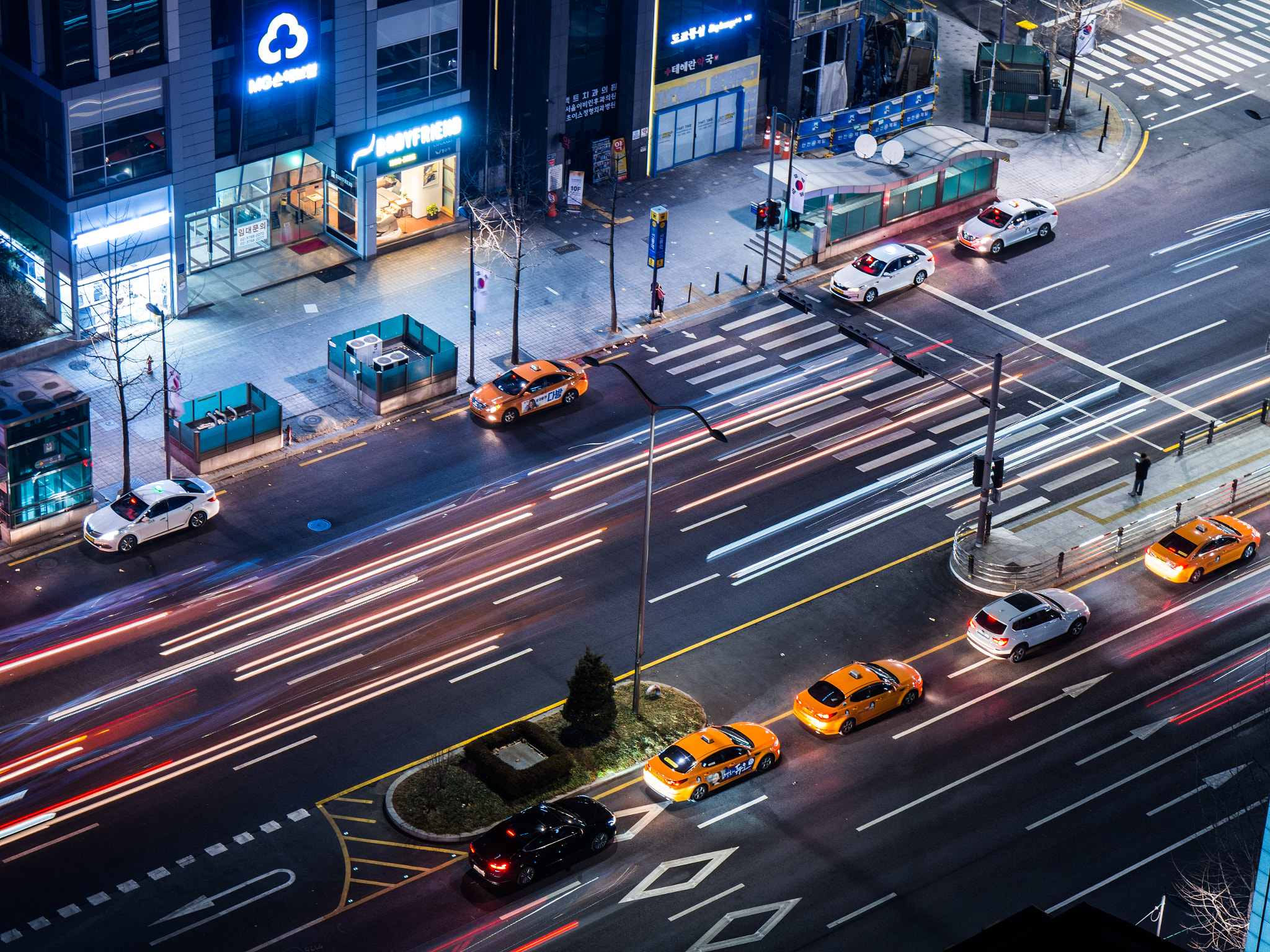Olympus OM-D E-M1 Mark II sample photo. Stream of lights photography