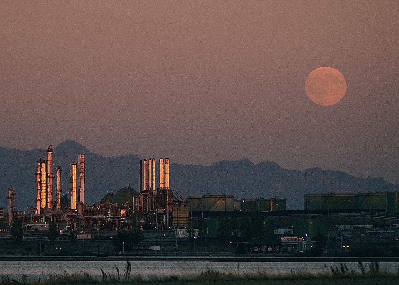Nikon AF Nikkor 70-300mm F4-5.6G sample photo. Anacortes tesoro refinery photography
