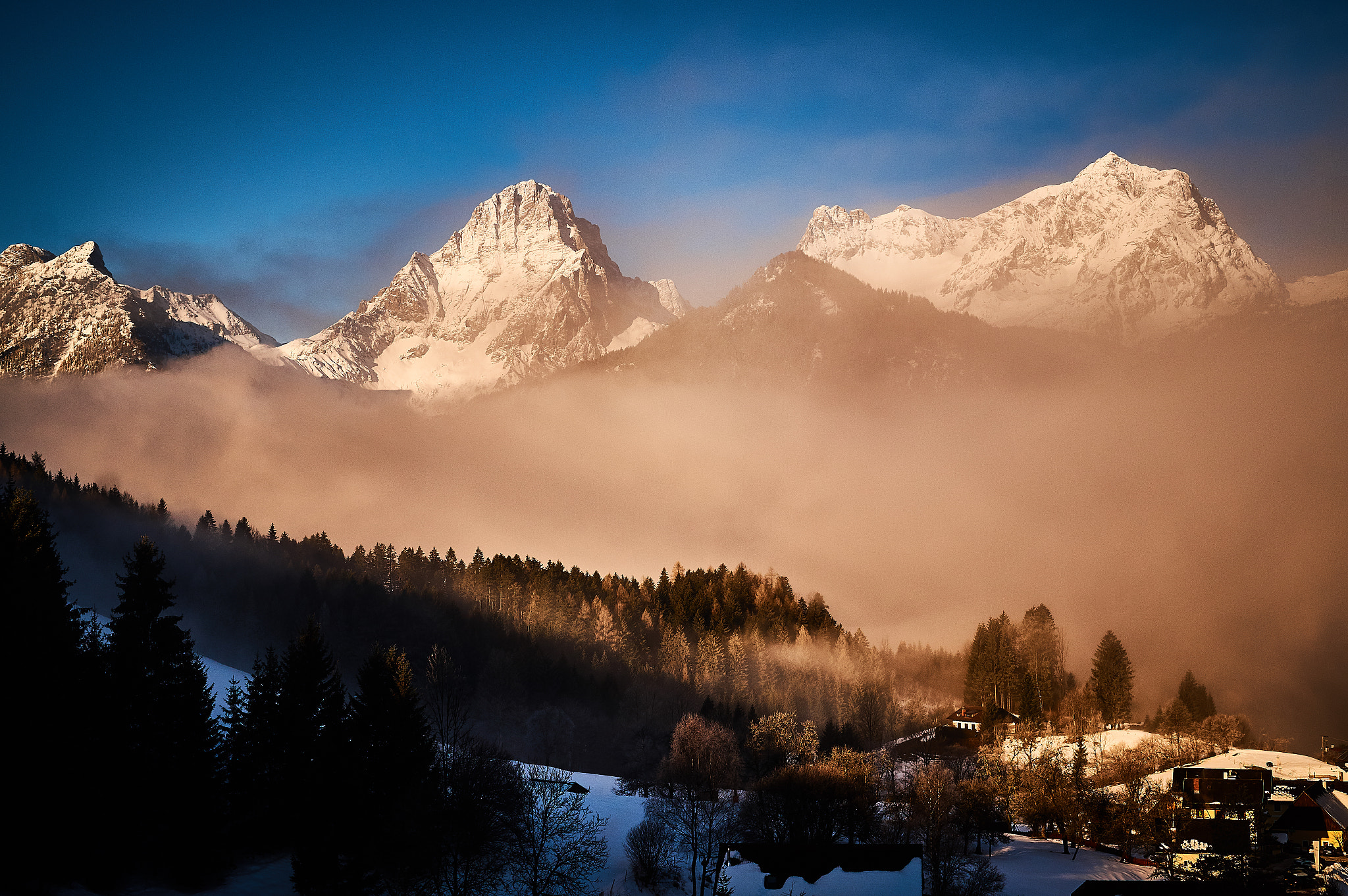 Sony DT 35mm F1.8 SAM sample photo. Dwindling mist photography