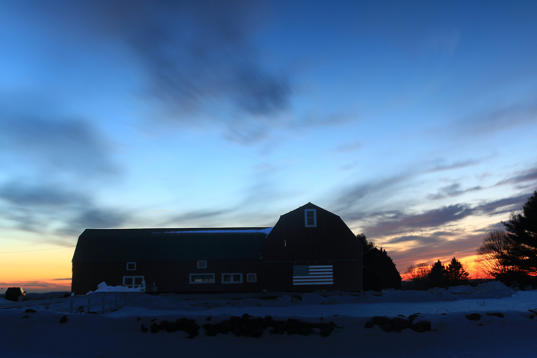 Canon EOS 750D (EOS Rebel T6i / EOS Kiss X8i) + Canon EF-S 18-55mm F3.5-5.6 IS II sample photo. Sunset over a barn photography