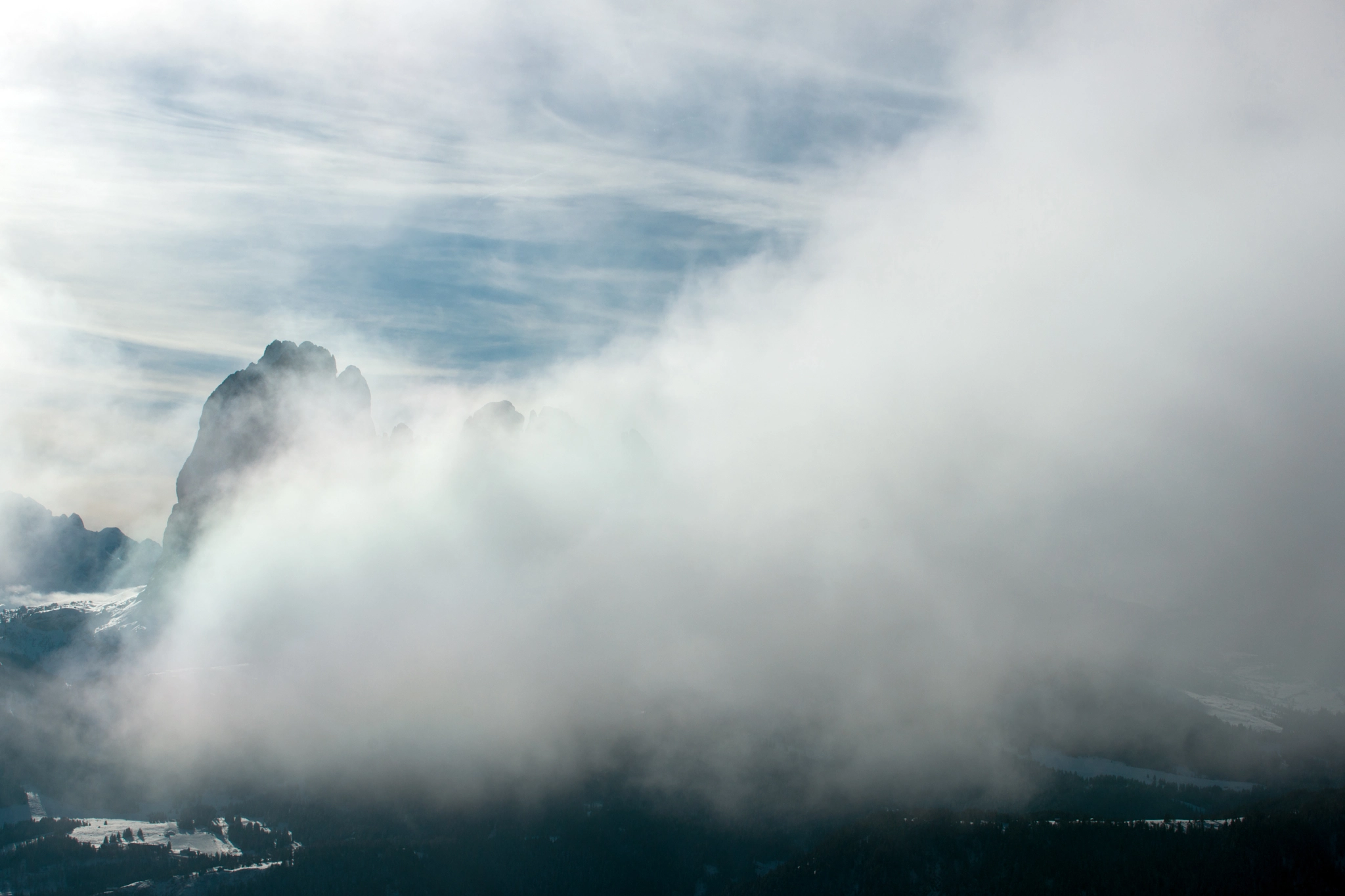 Sony Alpha DSLR-A900 + Minolta/Sony AF 70-200mm F2.8 G sample photo. The peak behind the cloud photography