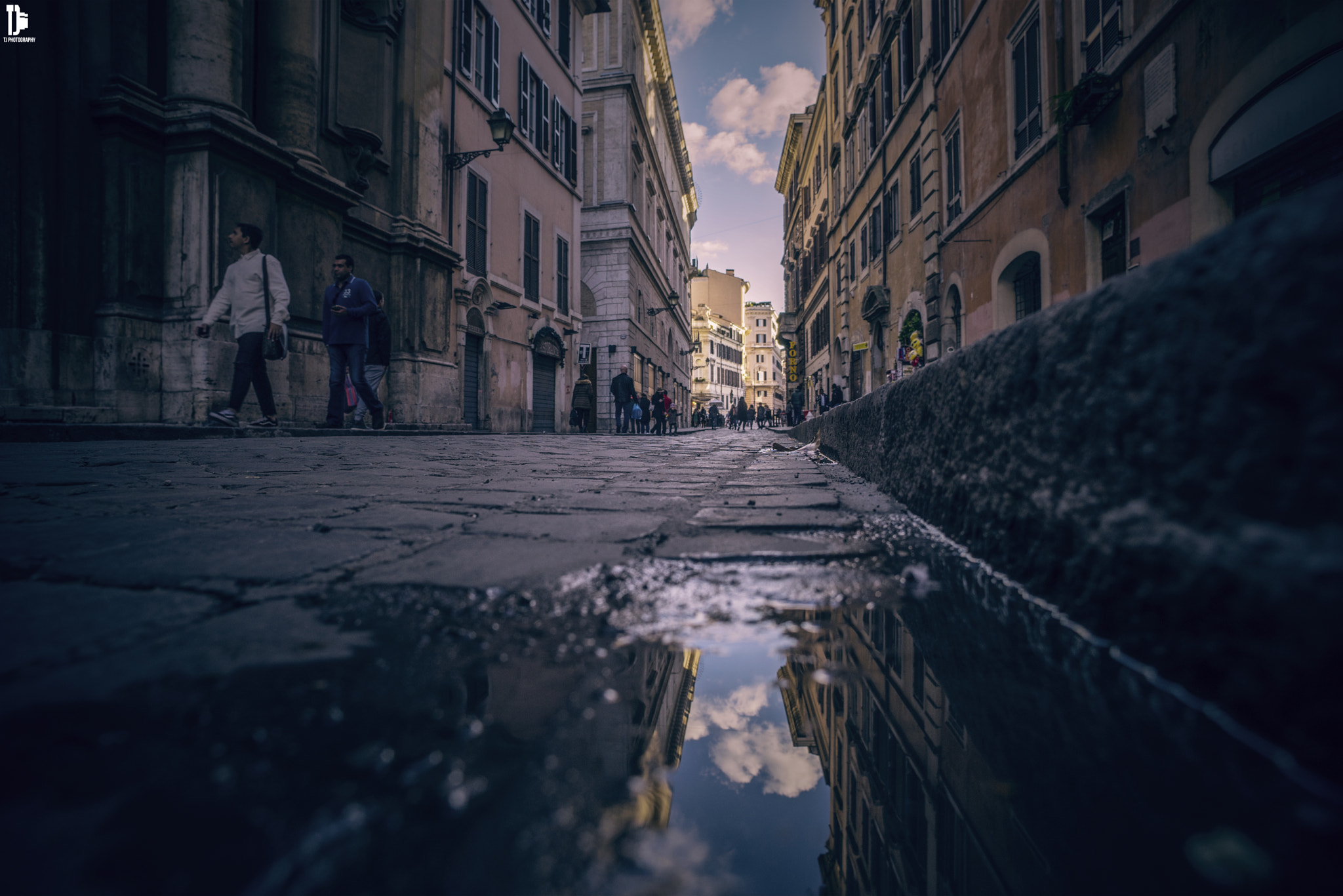 Sony a7 + Sony 20mm F2.8 sample photo. Via del banco di santo street photography