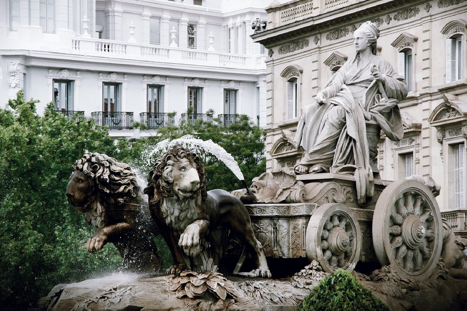 Canon EOS 400D (EOS Digital Rebel XTi / EOS Kiss Digital X) + Tamron AF 18-250mm F3.5-6.3 Di II LD Aspherical (IF) Macro sample photo. The cibeles fountain in the centre of madrid photography