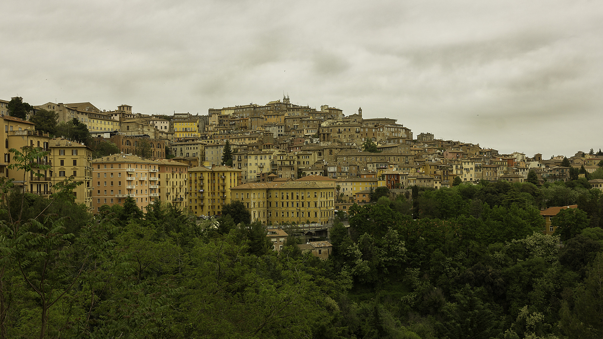 Canon EOS 550D (EOS Rebel T2i / EOS Kiss X4) sample photo. Edge of town - perugia photography