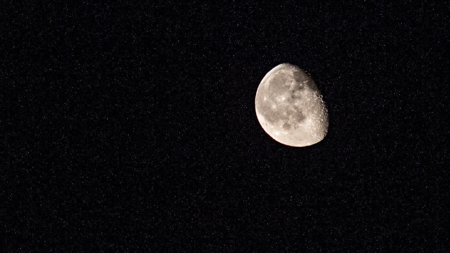 Canon EOS 60D + Canon EF 135mm F2L USM sample photo. Moon photography