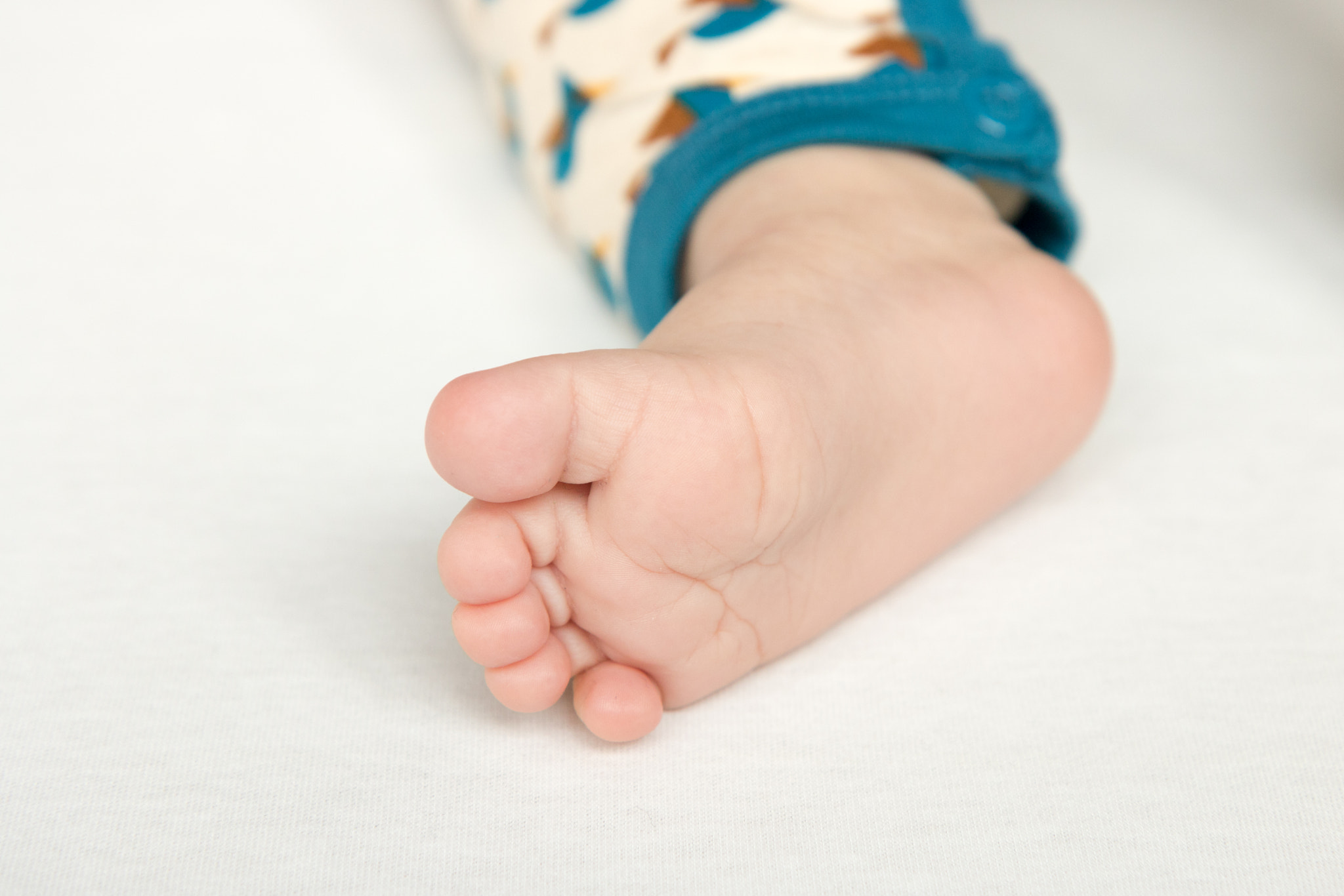Canon EOS 750D (EOS Rebel T6i / EOS Kiss X8i) sample photo. Baby foot photography