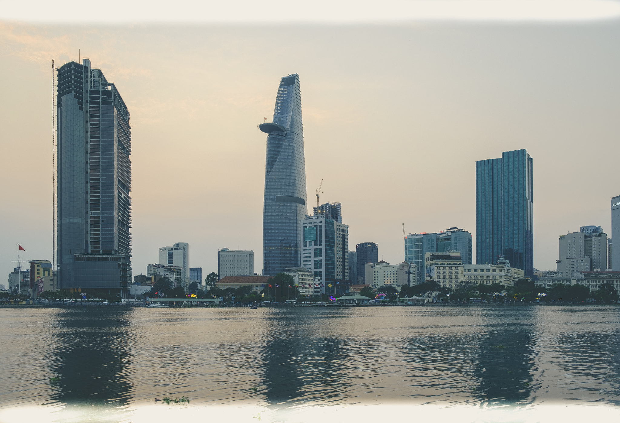 Fujifilm X-E2S + Fujifilm XF 18-55mm F2.8-4 R LM OIS sample photo. Hcmc view on a saturday evening from thu thiem tunnel photography