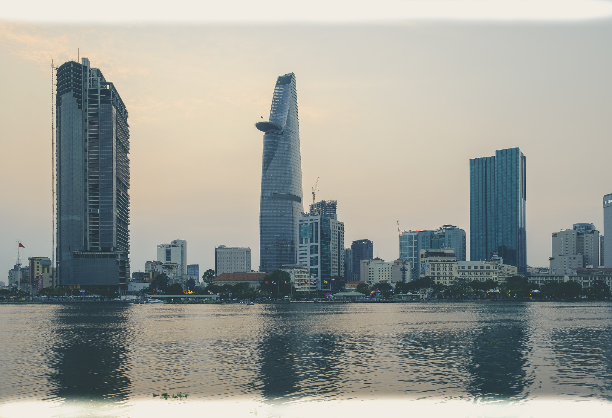 Fujifilm X-E2S sample photo. Hcmc view on a saturday evening from thu thiem tunnel photography