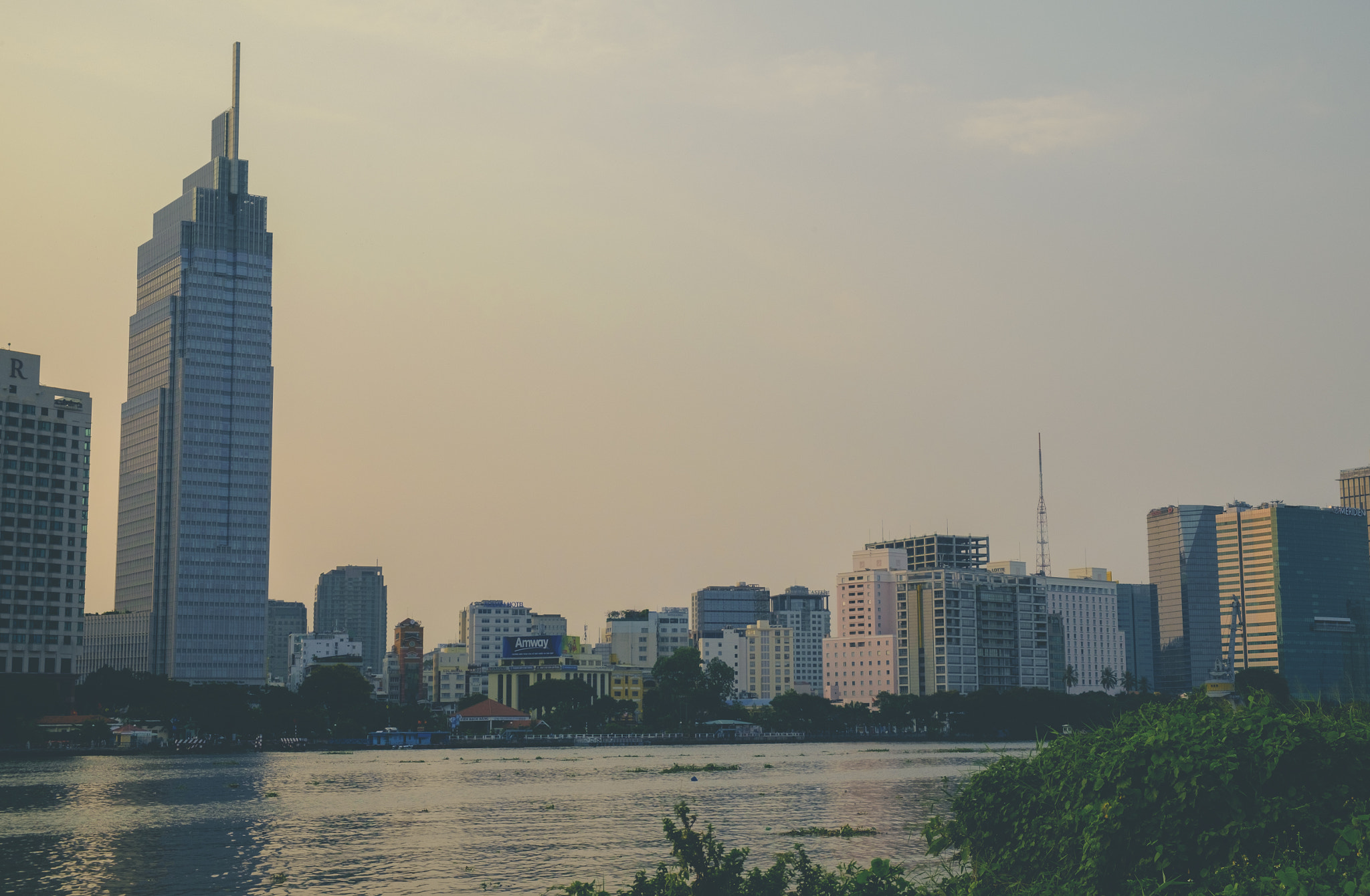 Fujifilm X-E2S + Fujifilm XF 18-55mm F2.8-4 R LM OIS sample photo. Hcmc view on a saturday evening from thu thiem tunnel photography