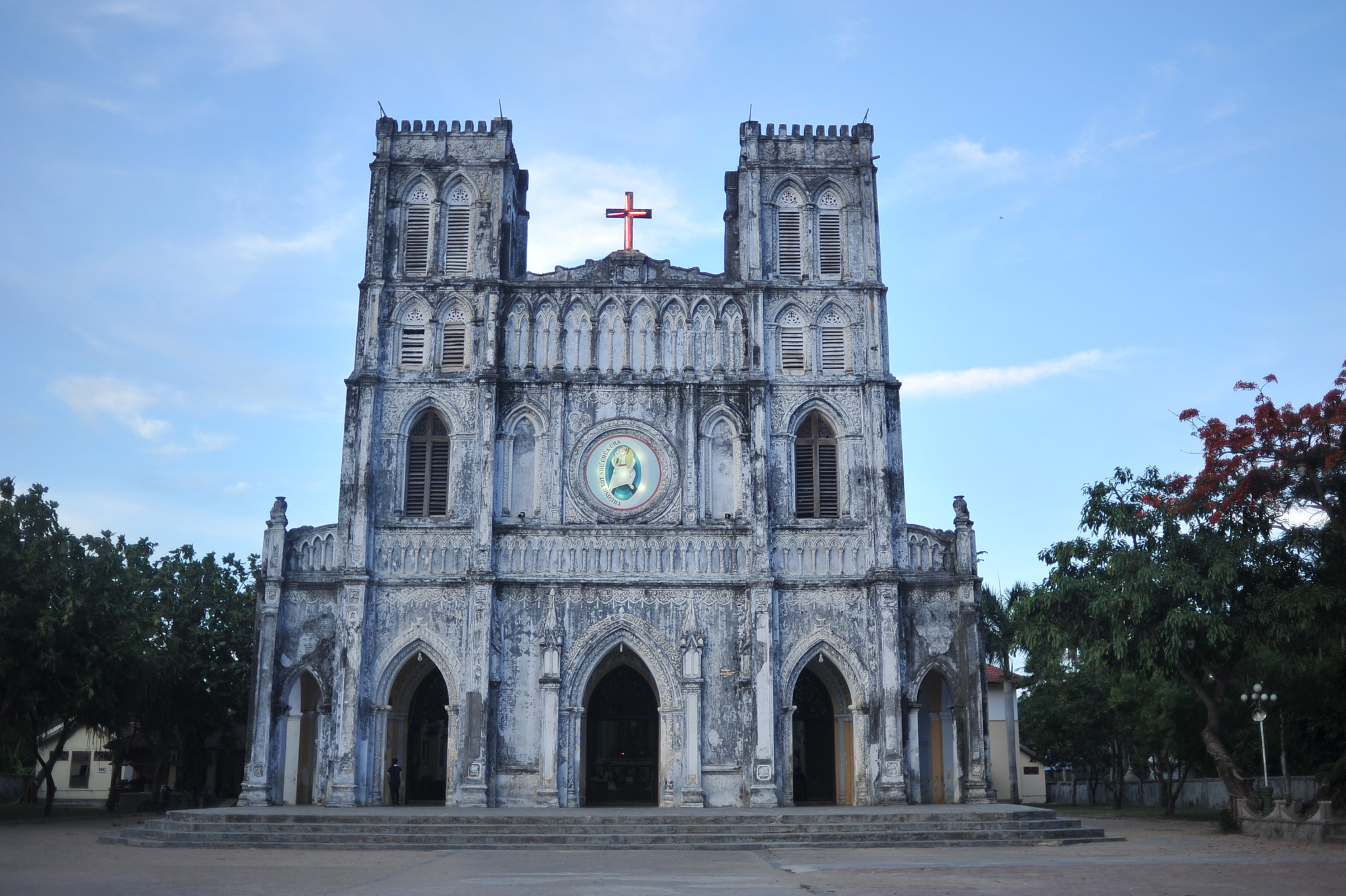Nikon AF Nikkor 35mm F2D sample photo. The two-hundred church photography