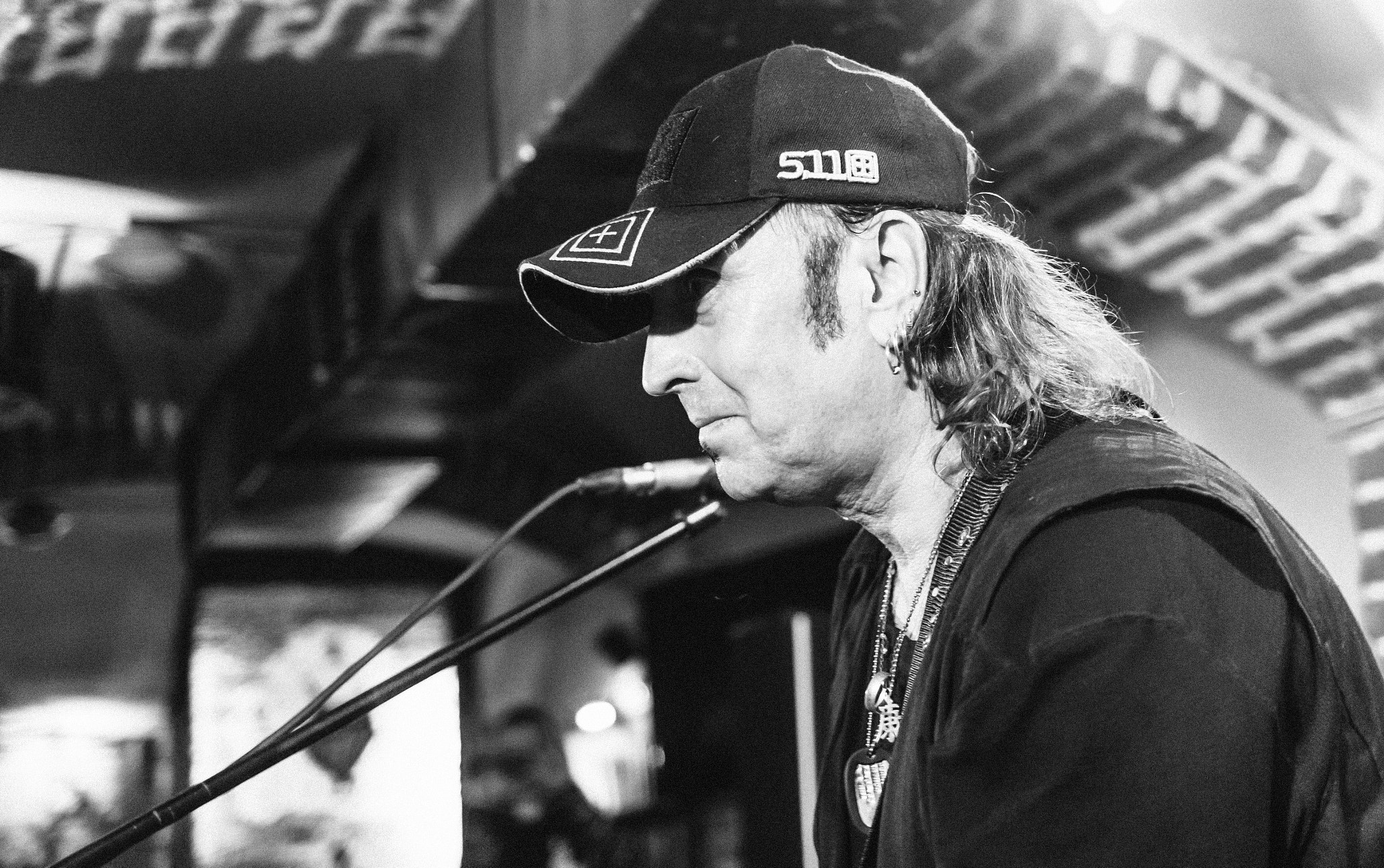 Canon EF 35mm F2 IS USM sample photo. Lonesome singer photography