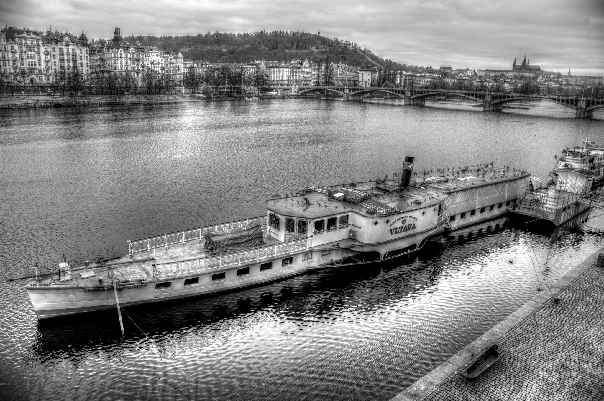 18.00 - 105.00 mm f/3.5 - 5.6 sample photo. Boat on vltava river photography