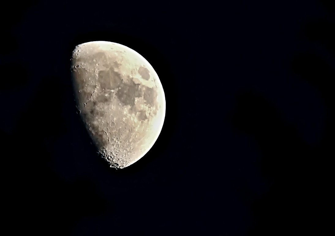 Sigma 50-200mm F4-5.6 DC OS HSM sample photo. Abnehmender mond photography