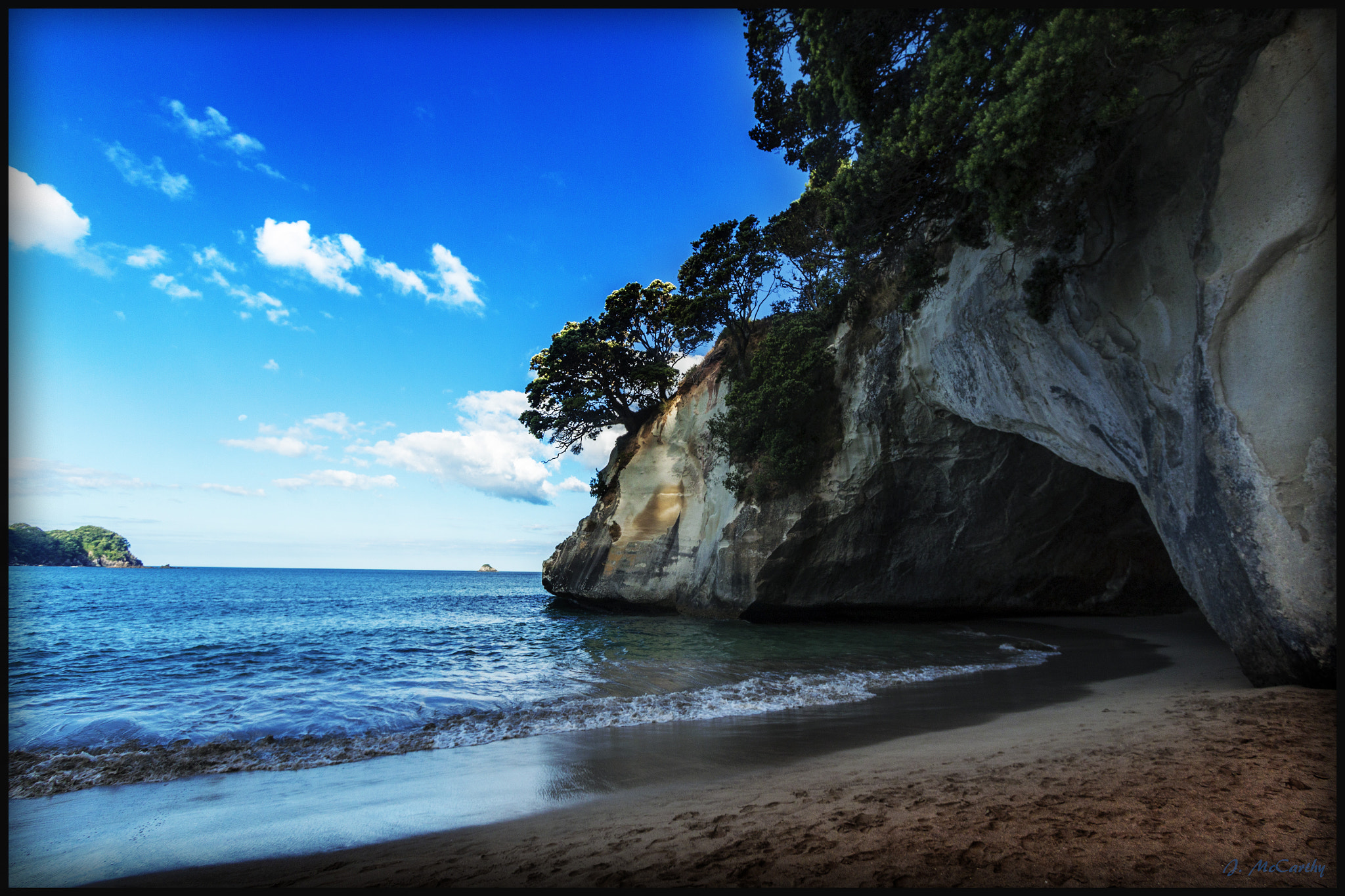 Canon EOS 500D (EOS Rebel T1i / EOS Kiss X3) + Canon EF-S 10-22mm F3.5-4.5 USM sample photo. Cathedral cove photography