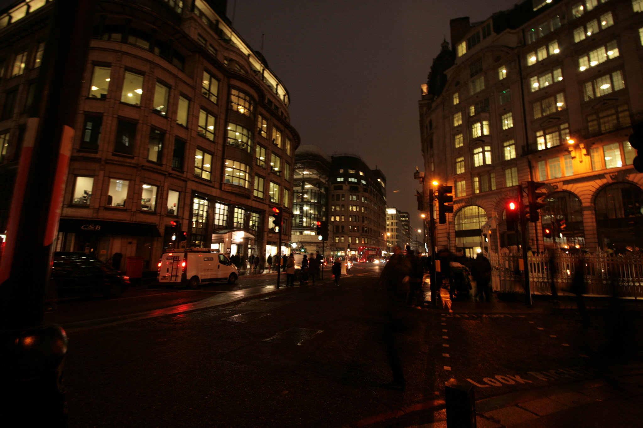 Canon EOS 400D (EOS Digital Rebel XTi / EOS Kiss Digital X) + Canon EF-S 10-18mm F4.5–5.6 IS STM sample photo. London traffic at night photography