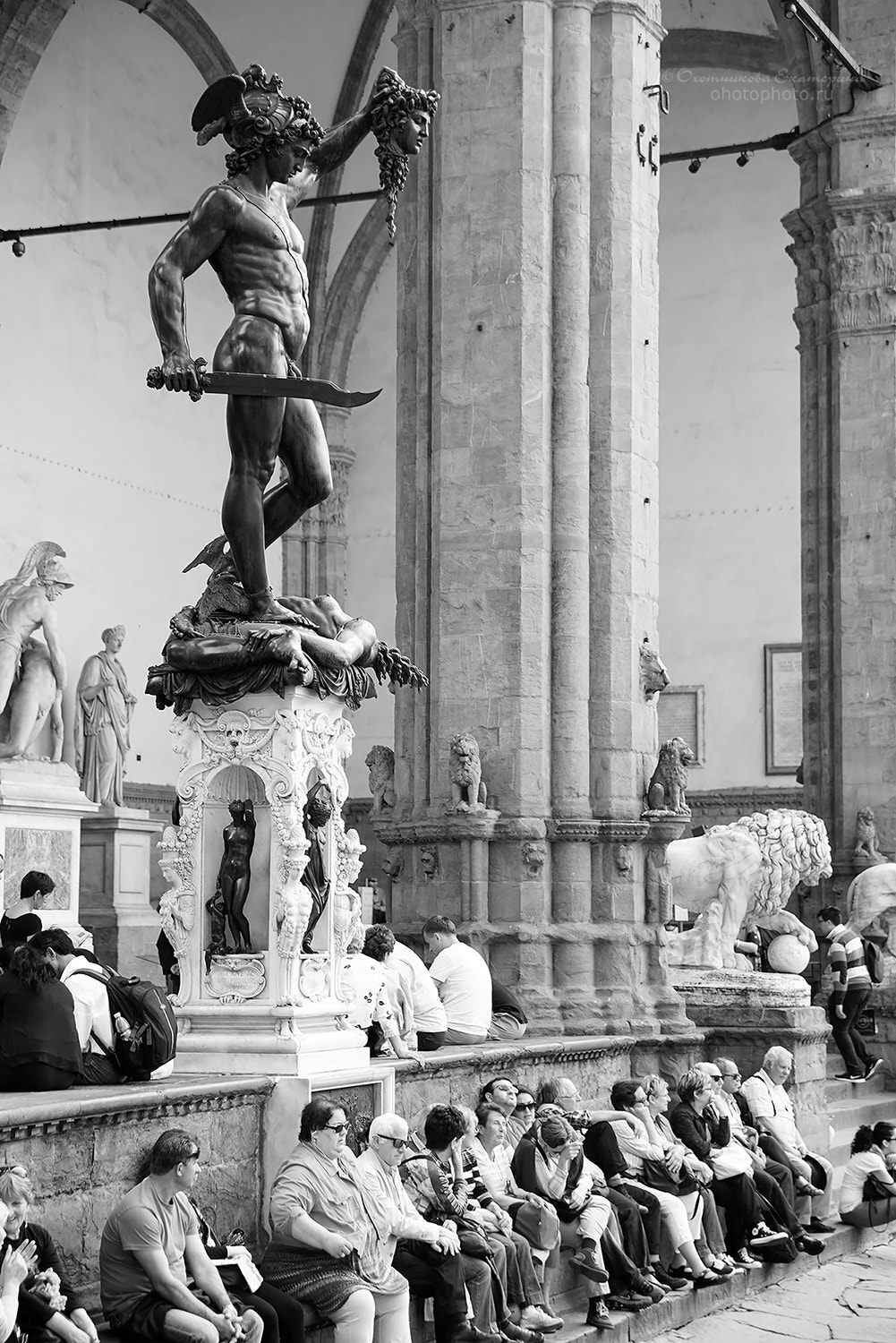 Sony a7 sample photo. Tired tourists, perseus with the head of medusa. photography