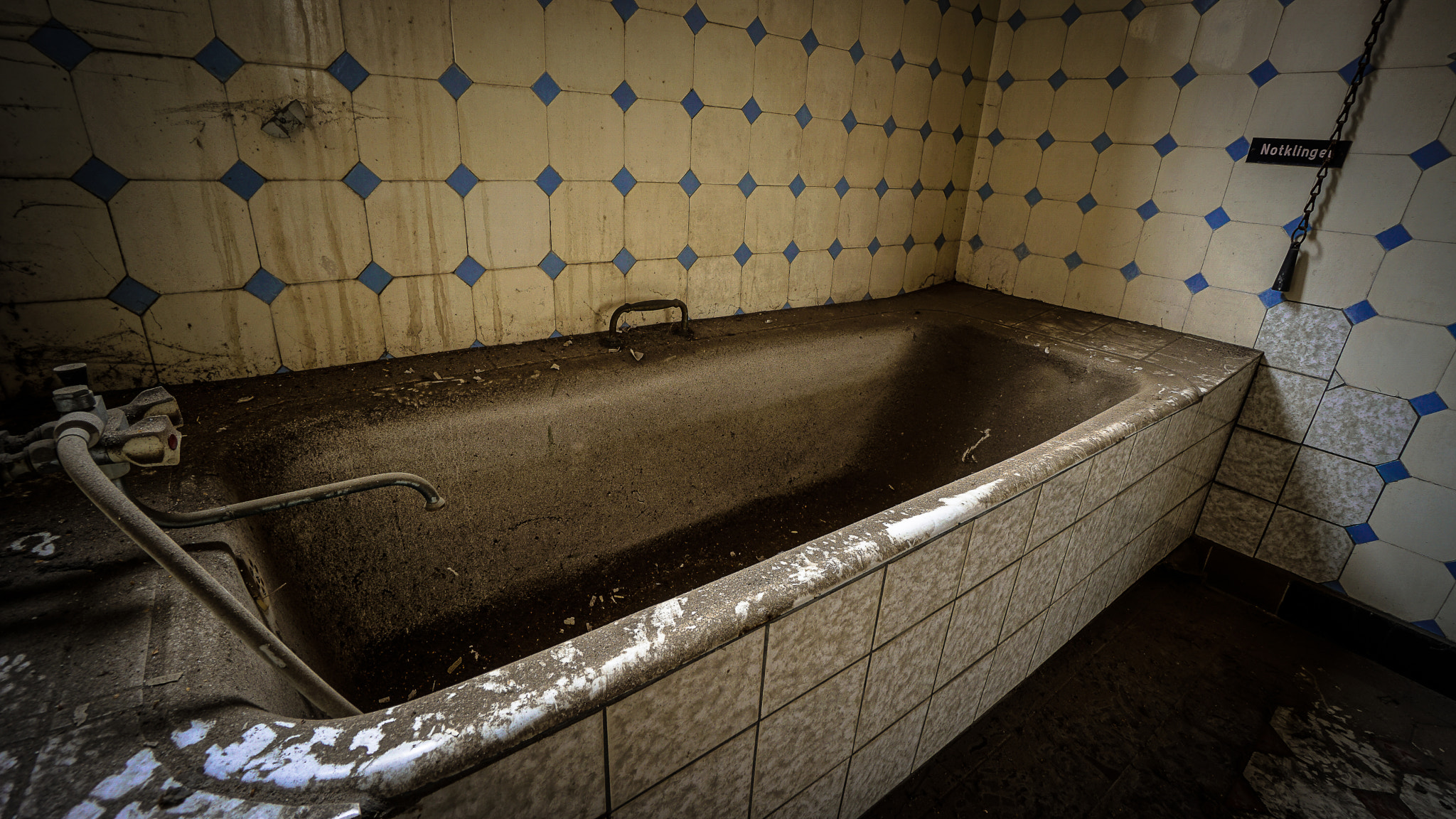 Sony a6000 + Sony E 10-18mm F4 OSS sample photo. Splish splash photography