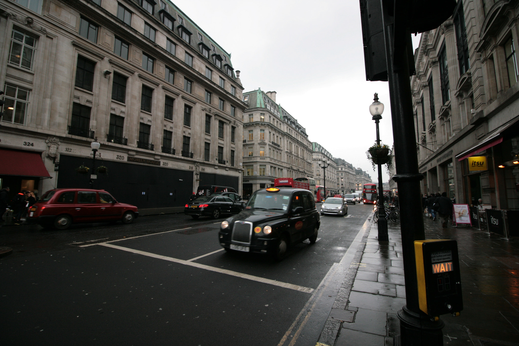 Canon EOS 400D (EOS Digital Rebel XTi / EOS Kiss Digital X) sample photo. London cab photography