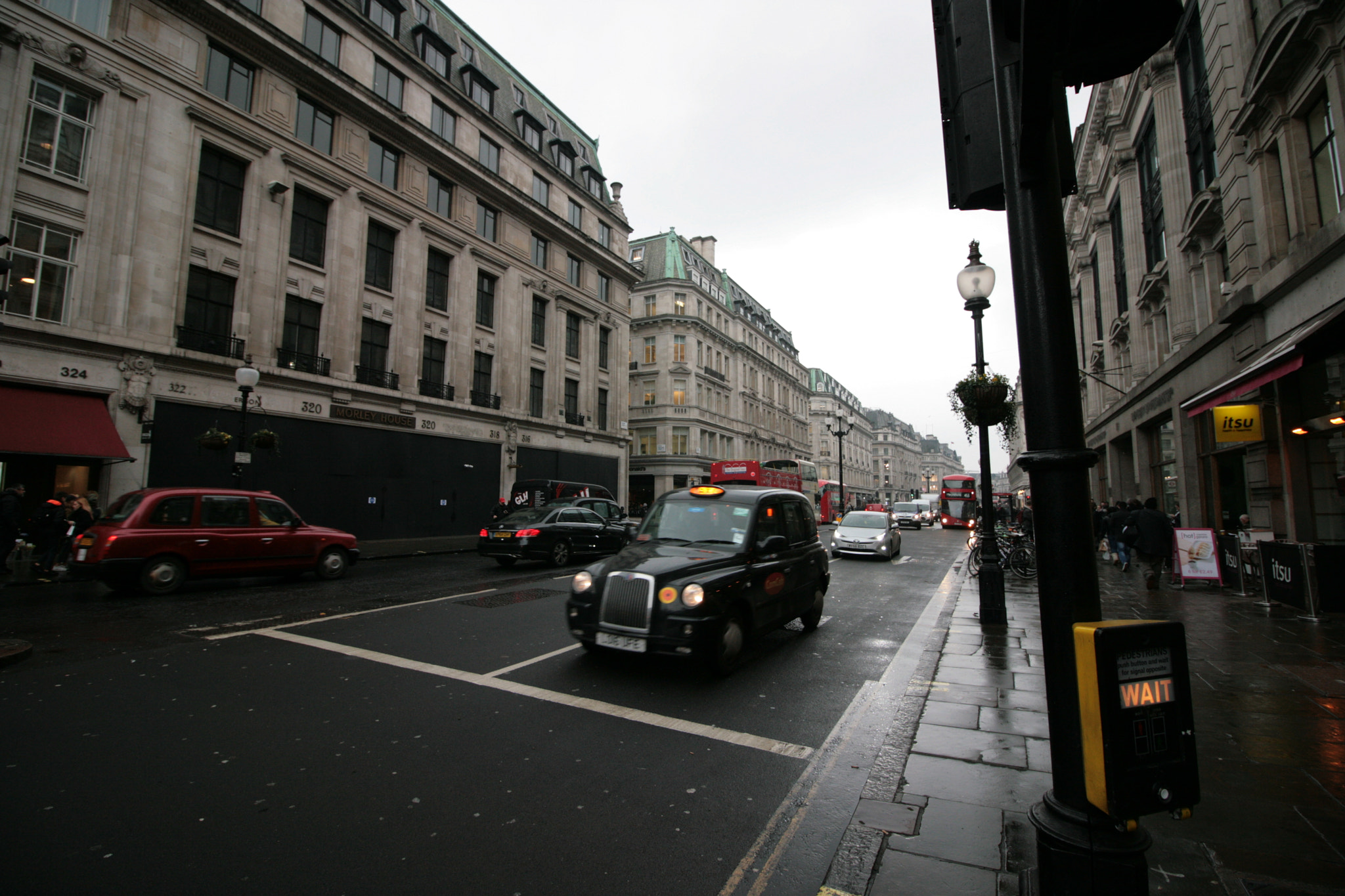 Canon EOS 400D (EOS Digital Rebel XTi / EOS Kiss Digital X) + Canon EF-S 10-18mm F4.5–5.6 IS STM sample photo. London cab photography