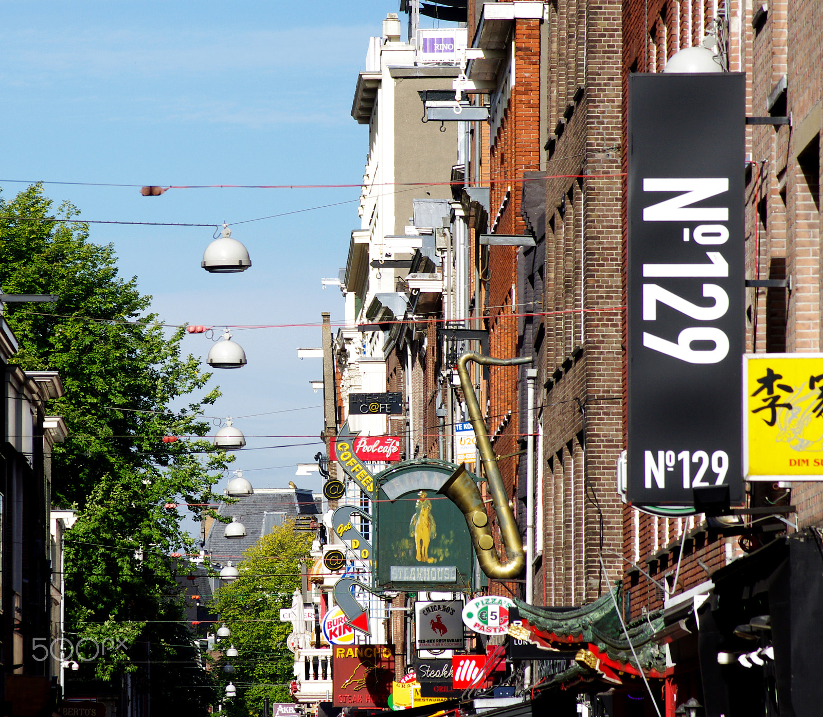 Pentax K-x + Tamron AF 70-300mm F4-5.6 LD Macro 1:2 sample photo. Busy amsterdam street photography