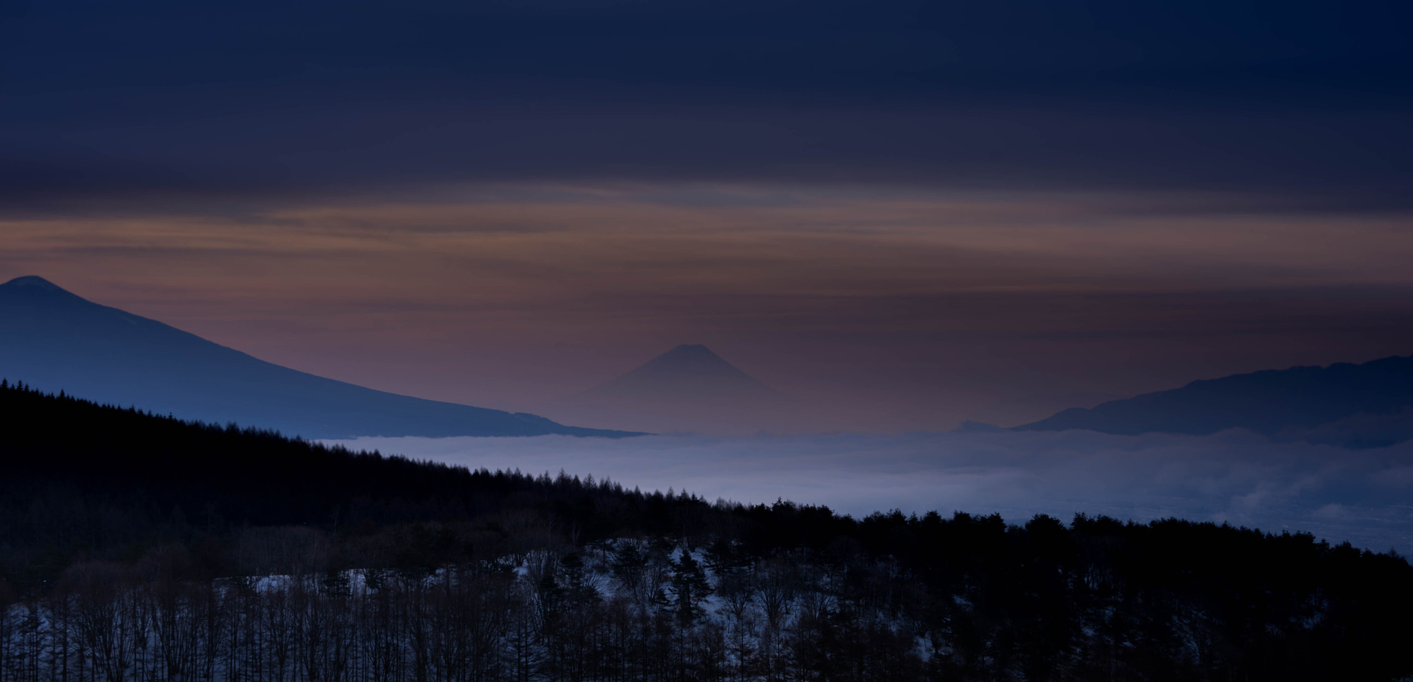 Sony FE 70-300mm F4.5-5.6 G OSS sample photo. 遠く霞む富士山 photography