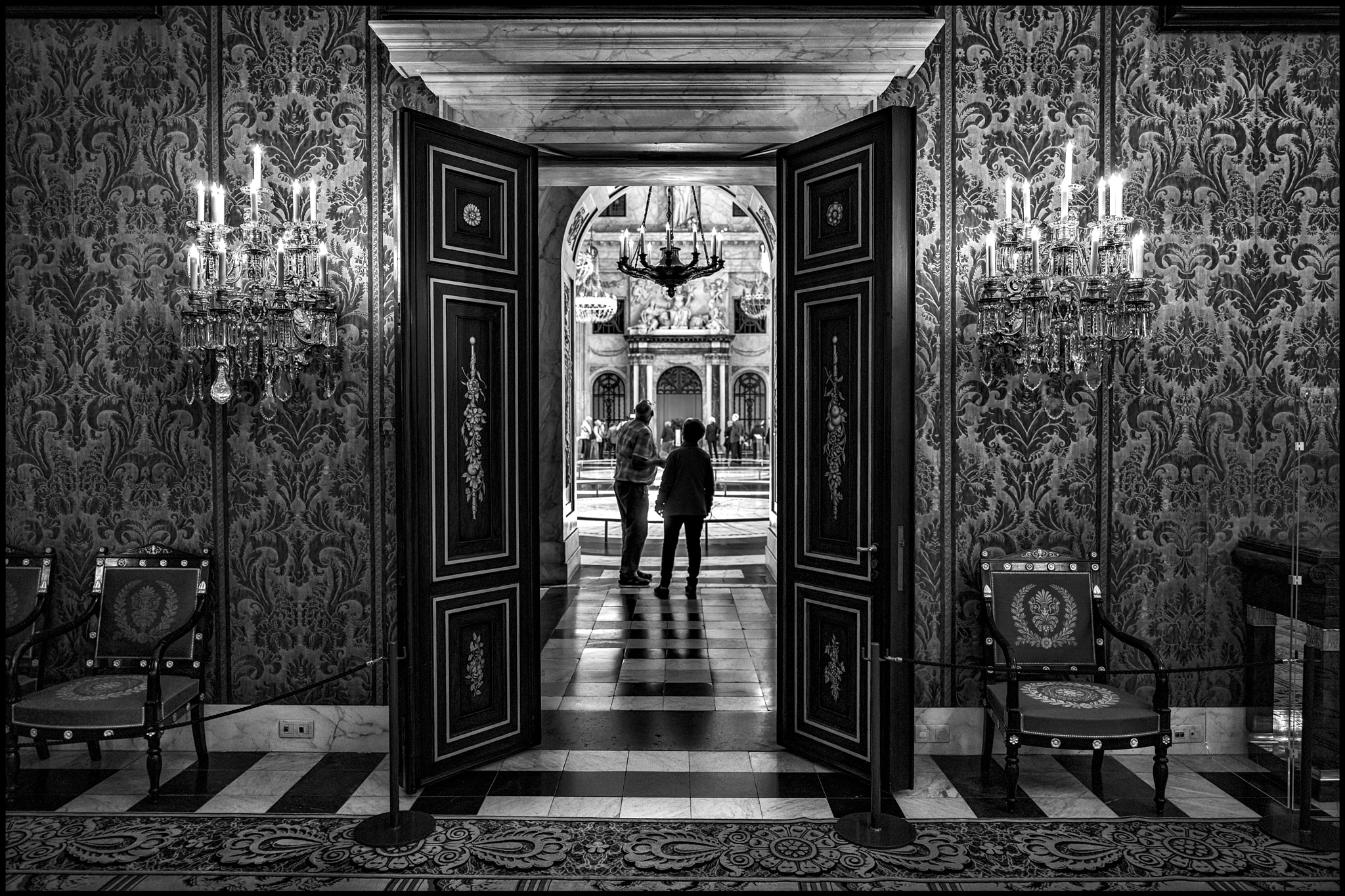 VARIO-ELMARIT 1:2.8-4.0/24-90mm ASPH. OIS sample photo. Couple in the royal palace..... photography