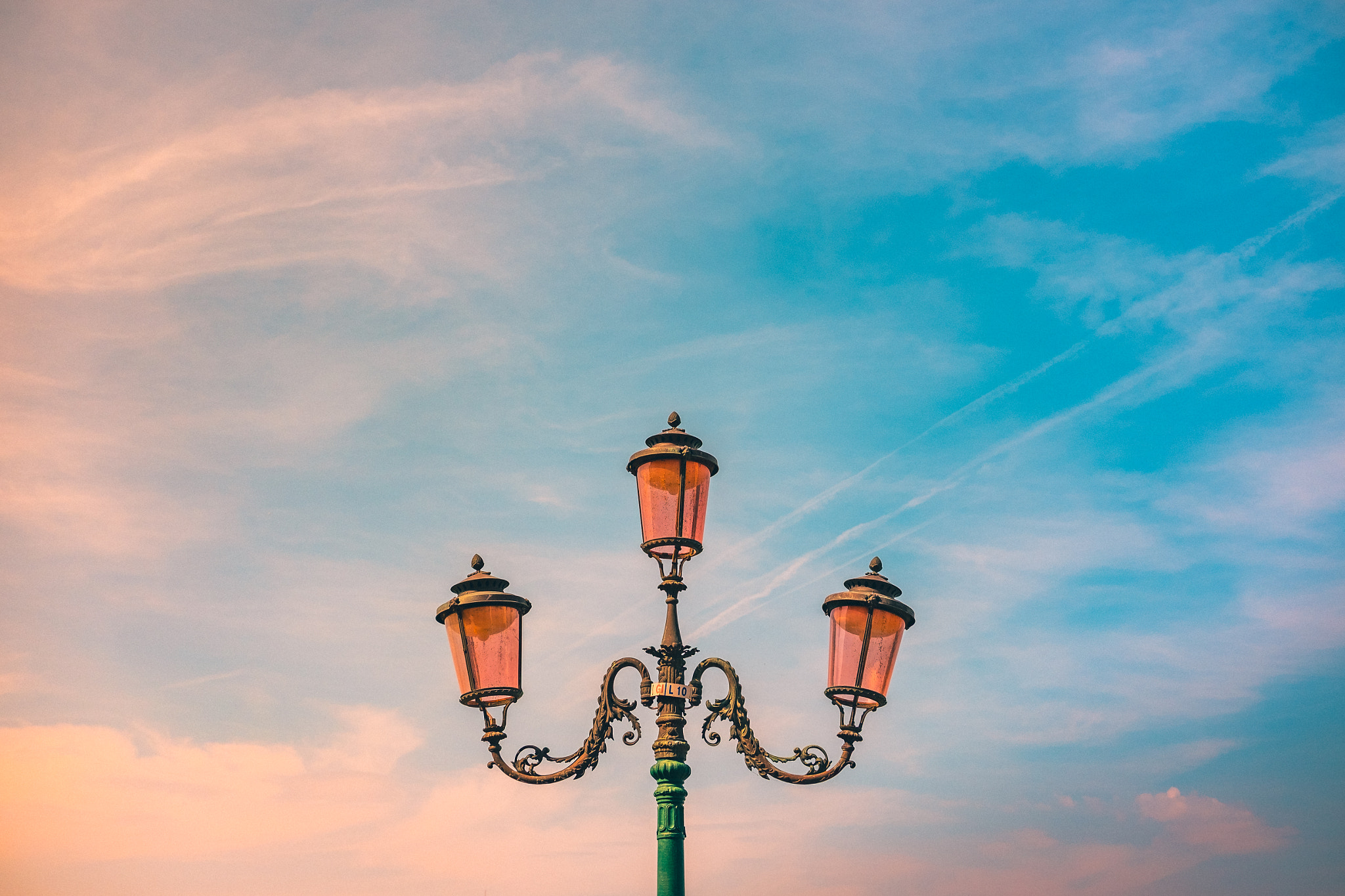 Fujifilm X-E2S + Fujifilm XF 35mm F2 R WR sample photo. Streetlight in venice, italy photography