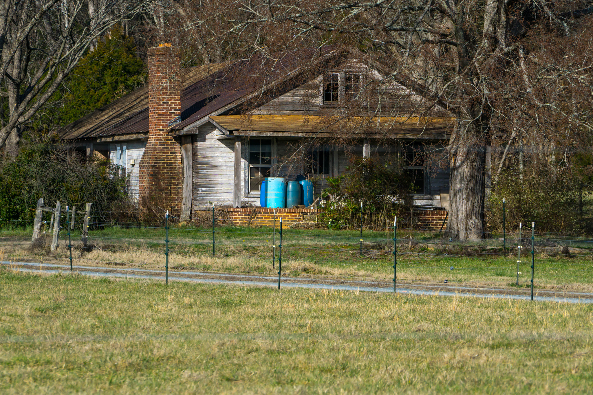 Sony a6000 + Sony FE 70-200mm F4 G OSS sample photo. This old house photography