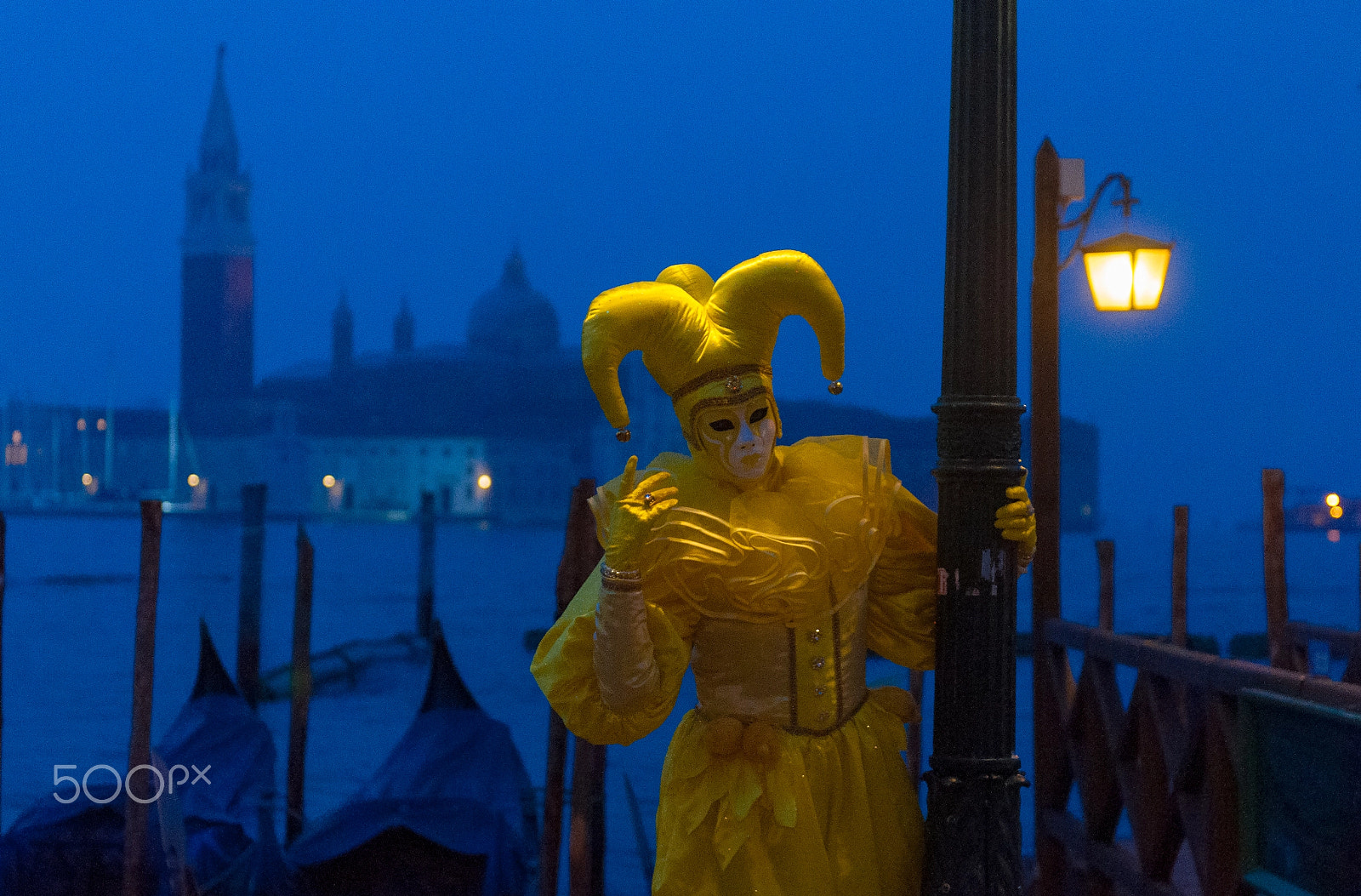 Nikon AF-S Nikkor 24-70mm F2.8G ED sample photo. Venice carnival yellow court jester photography