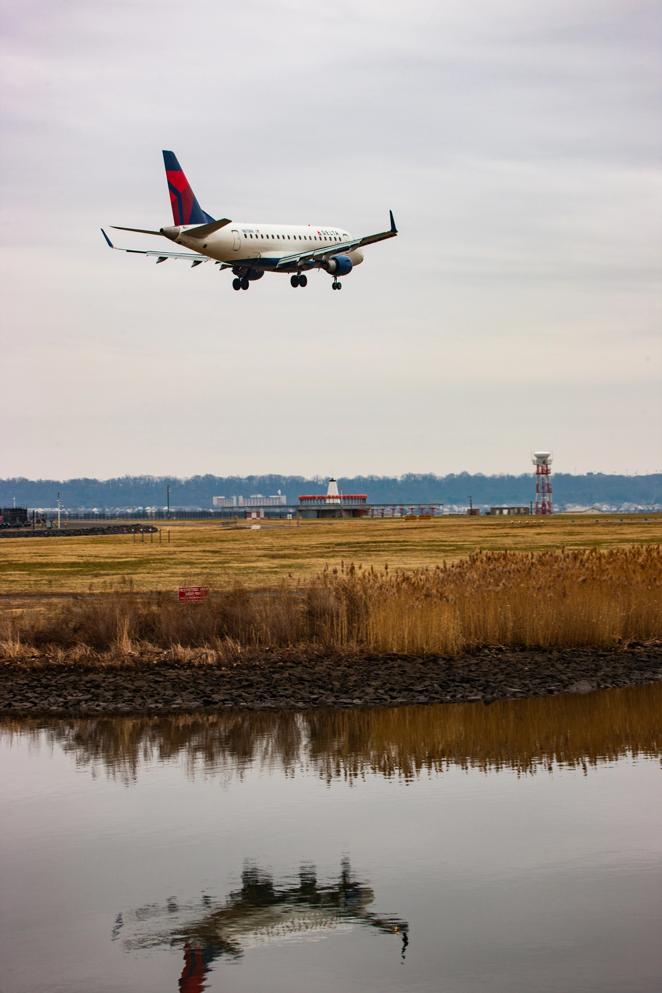 Canon EF 100-400mm F4.5-5.6L IS USM sample photo. Airport images photography