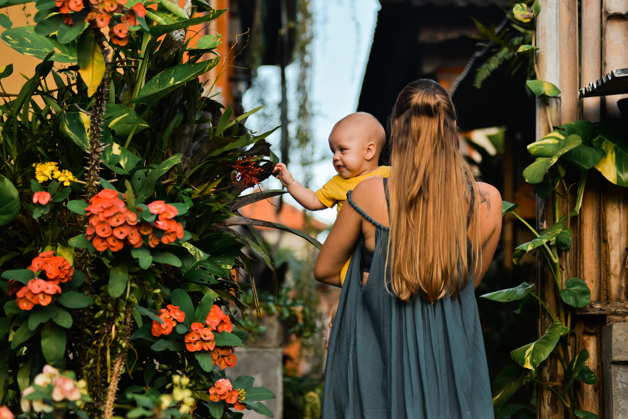 Nikon AF-Nikkor 80-200mm F2.8D ED sample photo. Mom with a baby on bali photography