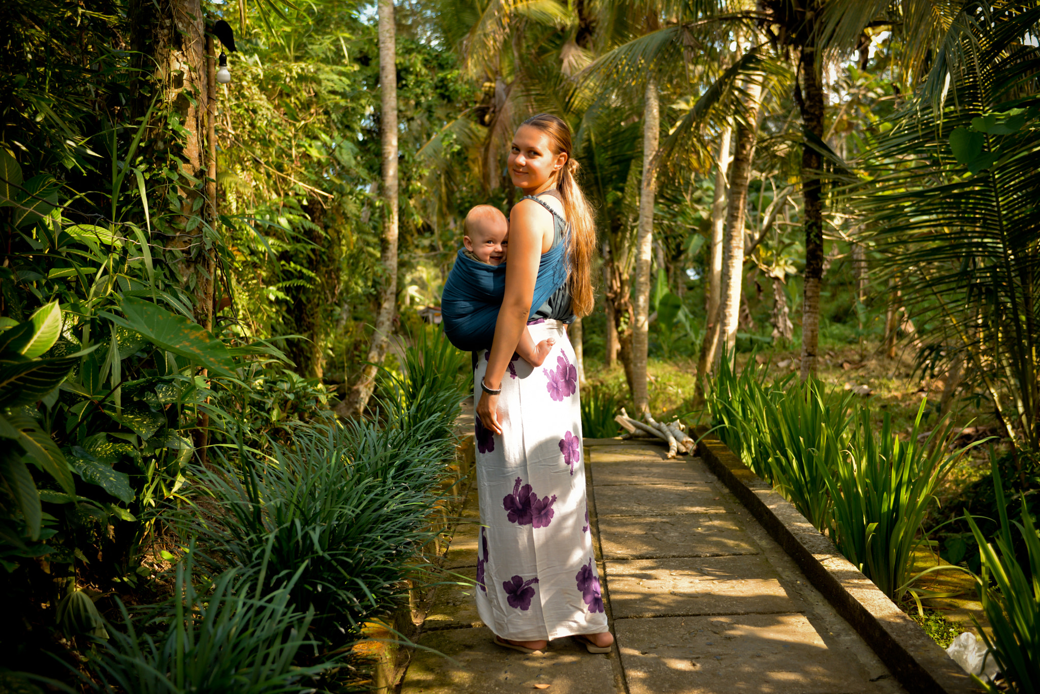 Nikon AF-S Nikkor 28-70mm F2.8 ED-IF sample photo. Mom with a baby on bali photography