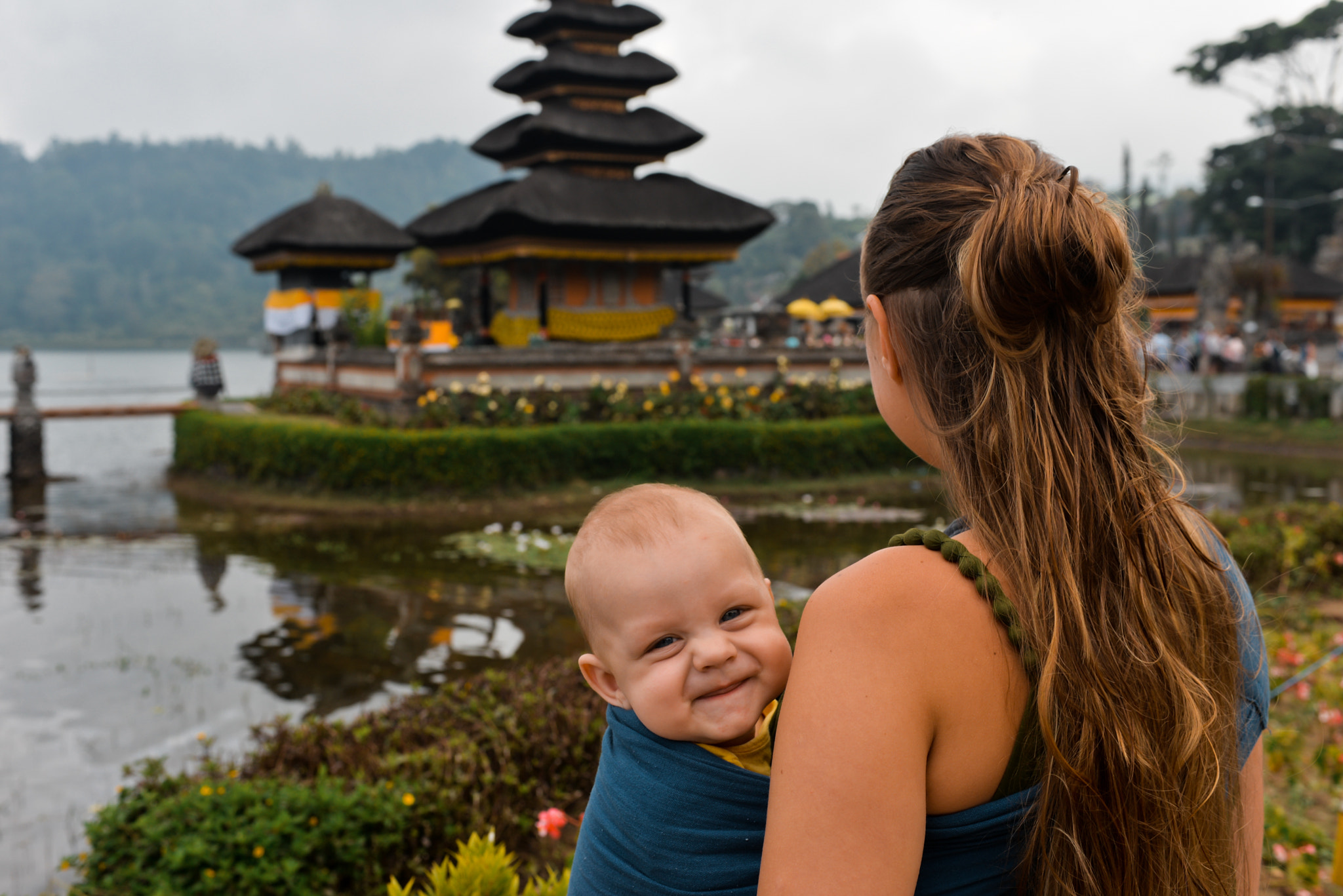 Nikon AF-S Nikkor 28-70mm F2.8 ED-IF sample photo. Mom with a baby on bali photography